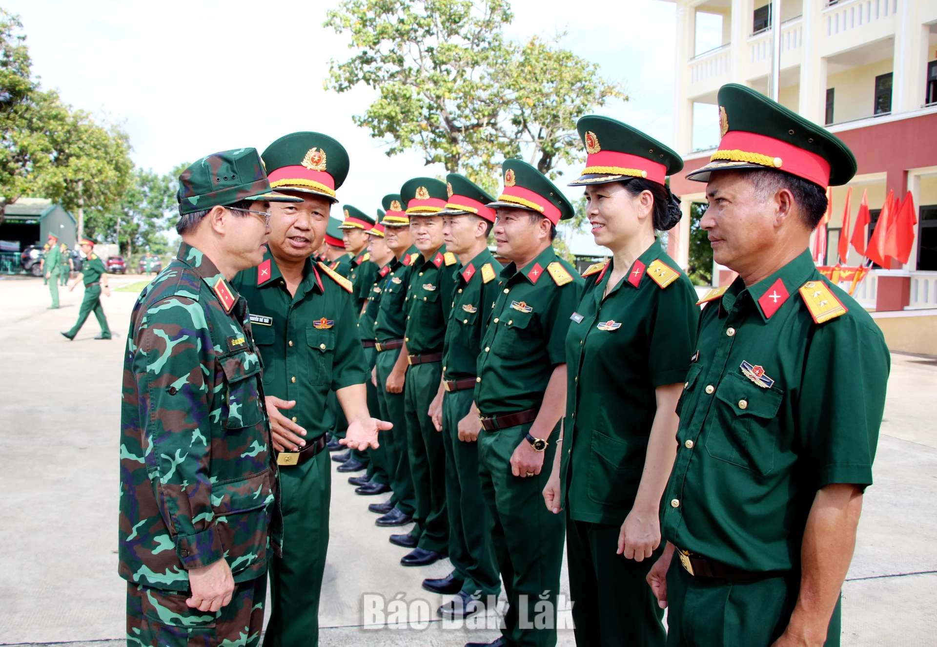 Trung tướng Lê Kim Cương, Phó Giám đốc Học viện Quốc phòng thăm hỏi các cán bộ, chiến sĩ Đoàn Kinh tế - Quốc phòng 737. 