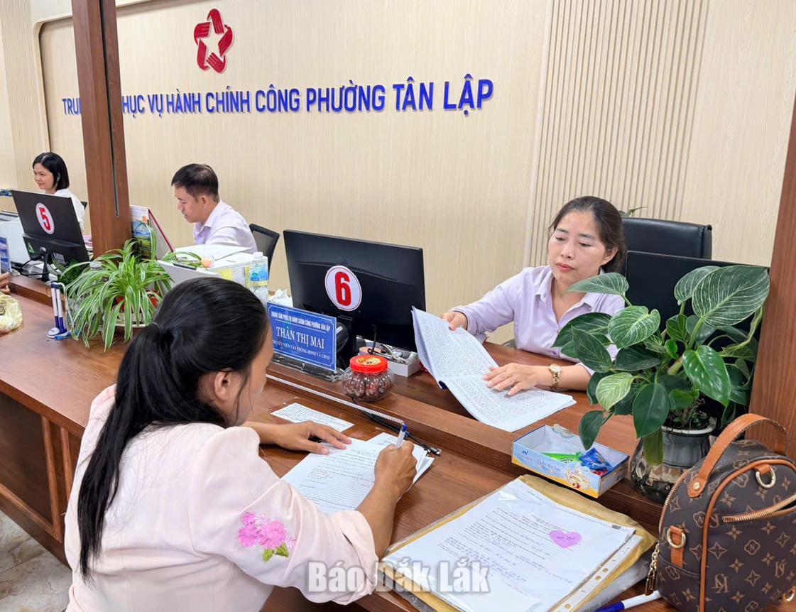 Citizens receiving guidance on administrative procedures in Tan Lap ward.