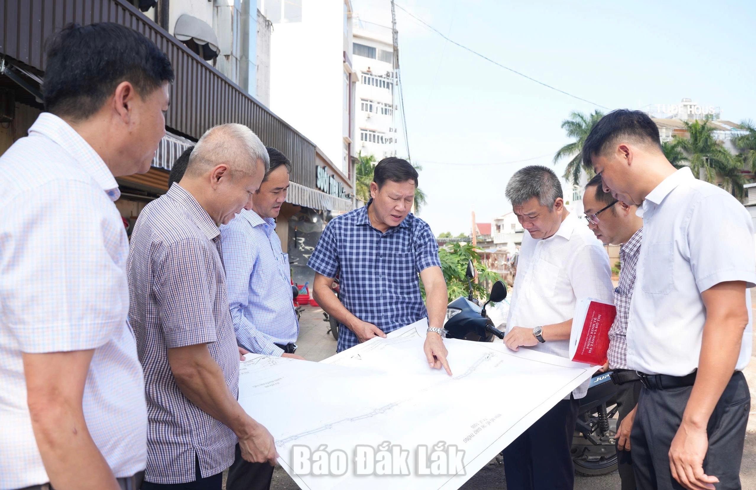 Lãnh đạo phường Buôn Ma Thuột chỉ đạo công tác giải phóng mặt bằng Dự án đường Tôn Đức Thắng.
