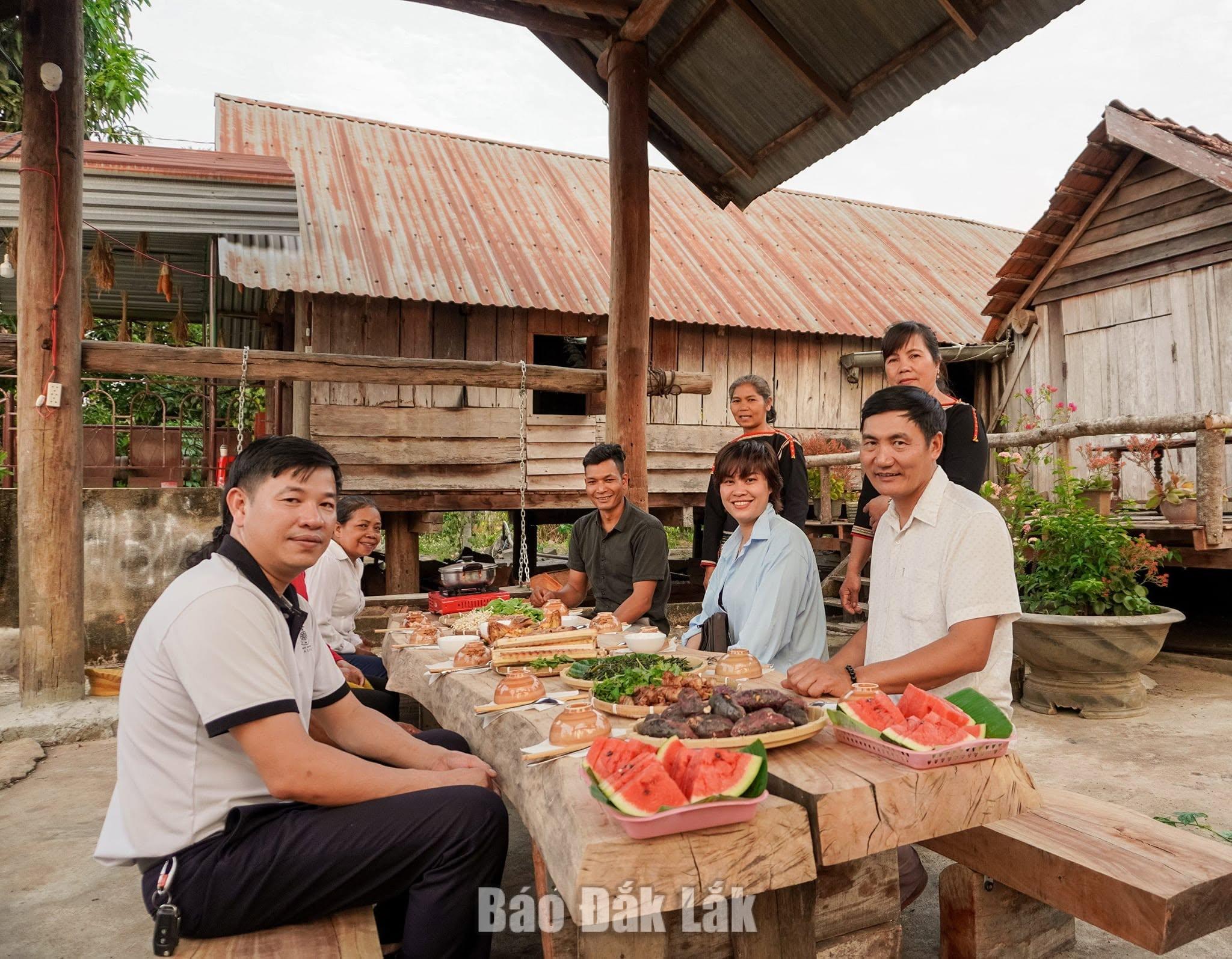 Du khách trải nghiệm đời sống, văn hóa truyền thống tại nhà dài của người dân buôn Kuôp. Ảnh: Hiệp hội Du lịch Đắk Lắk cung cấp