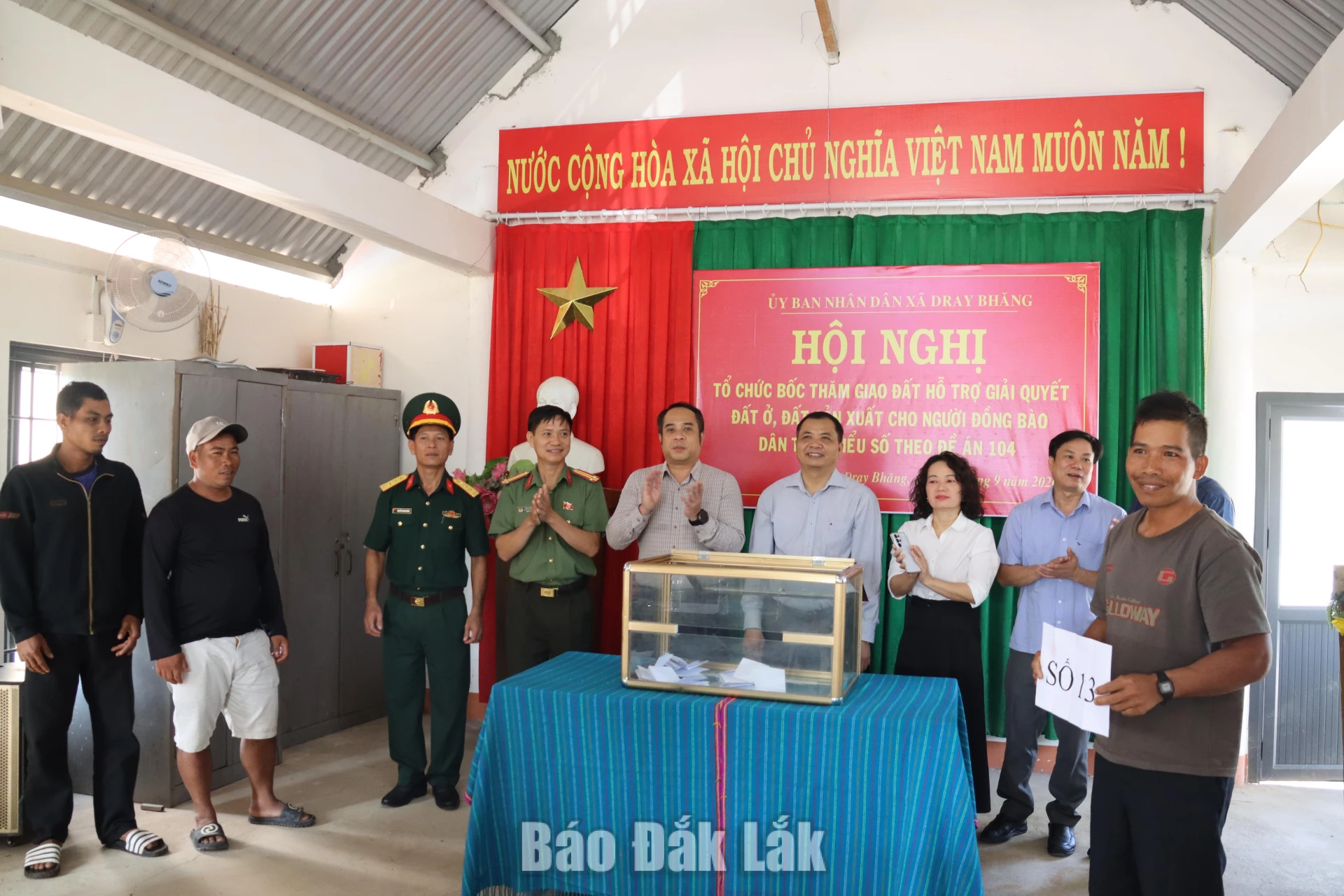 Người dân tham gia bốc thăm xác định vị trí đất được hỗ trợ.