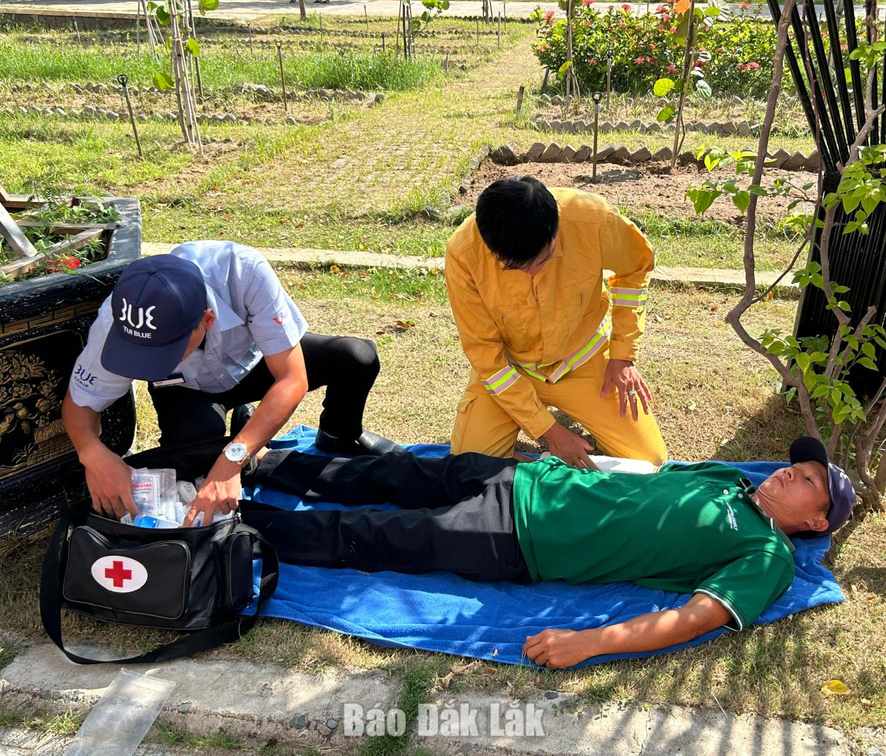 Các lực lượng chức năng tiến hành sơ cấp cứu cho các nạn nhân.