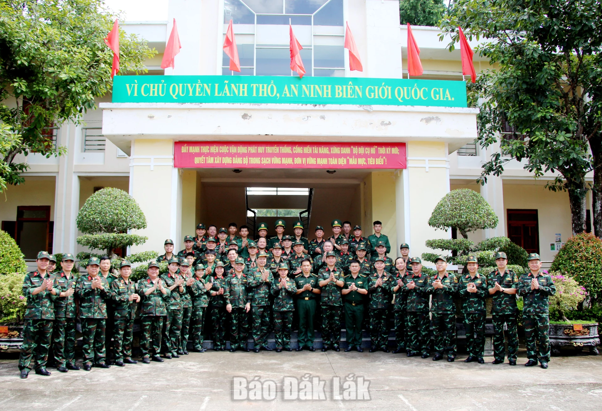 cán bộ, giảng viên, học viên Lớp bồi dưỡng kiến thức quốc phòng và an ninh đối tượng 1, khóa 103 chụp ảnh lưu niệm với cán bộ, chiến sĩ Đồn Biên phòng 739. 