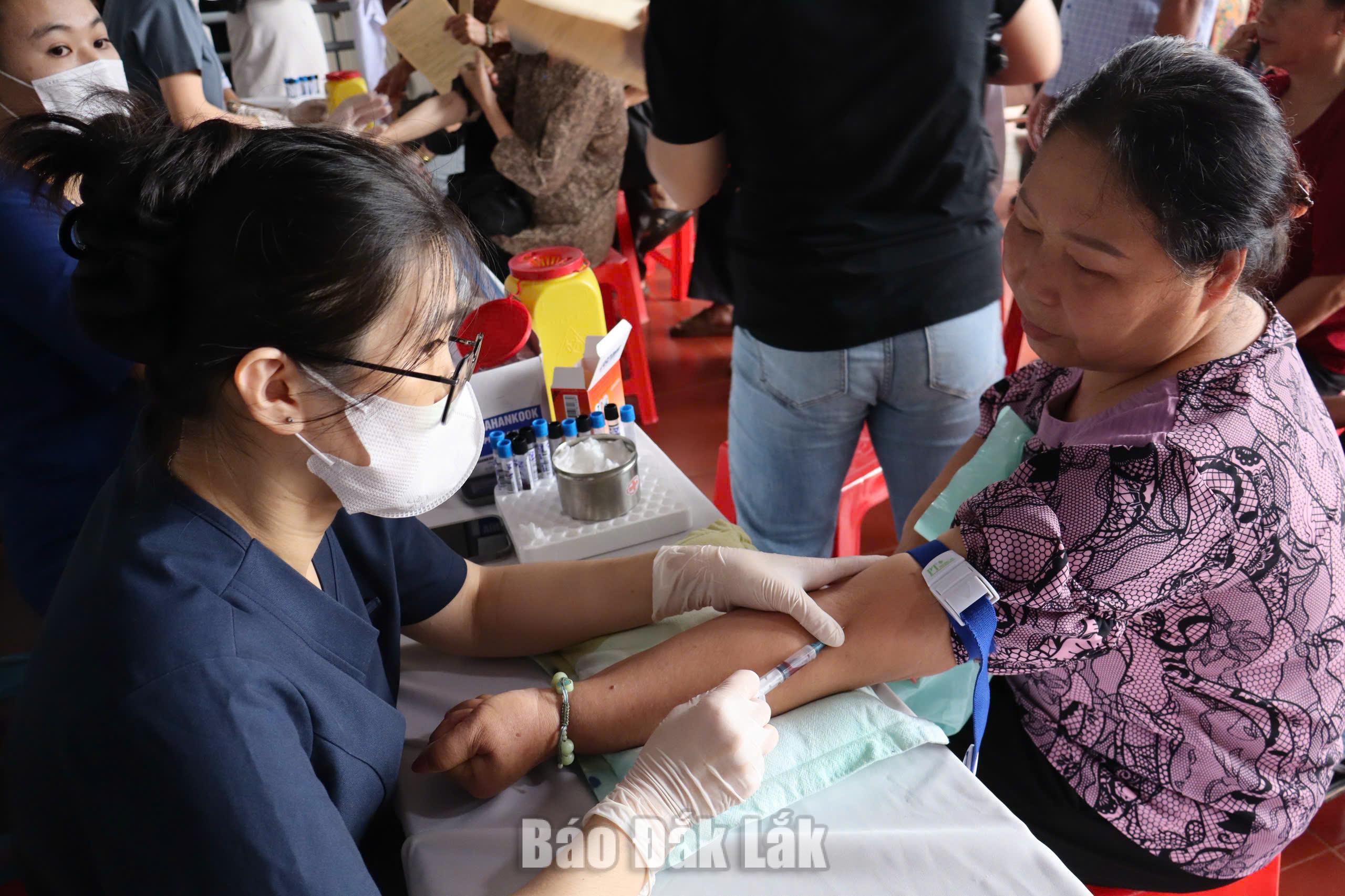 Người dân xã Dray Bhăng được khám, tư vấn và sàng lọc bệnh tật trong chương trình khám sức khỏe định kỳ năm 2026.