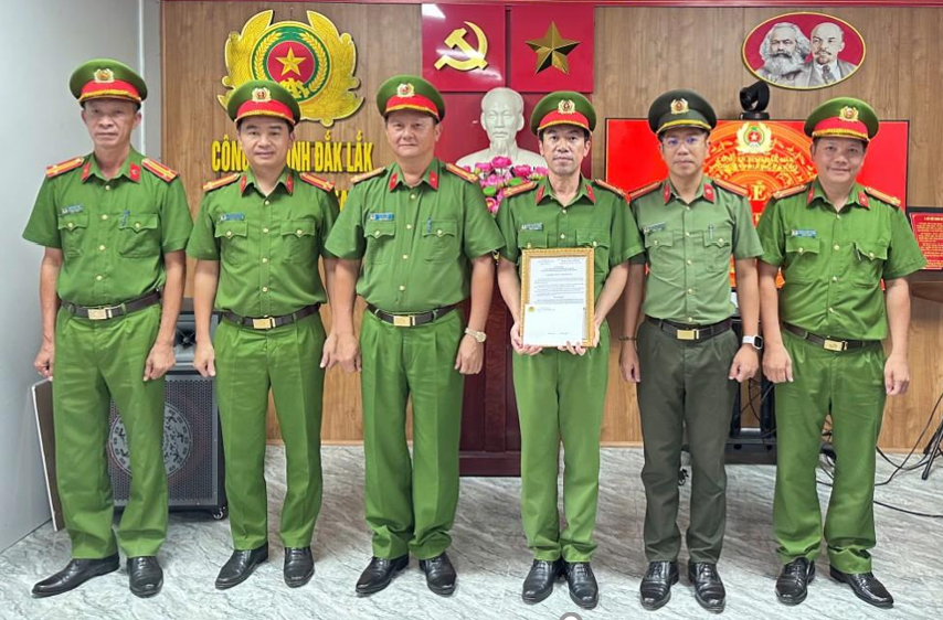 Đại tá Võ Duy Tuấn, Phó Giám đốc Công an tỉnh (thứ 3 từ trái sang) trao quyết định khen thưởng cho tập thể Công an phường Ea Kao. Ảnh: Công an tỉnh.
