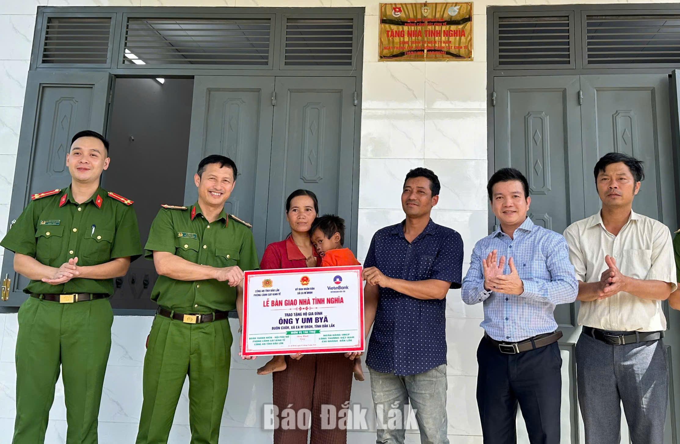Niềm vui của vợ chồng ông Y Um Byă trong ngày nhận bàn giao căn nhà mới.