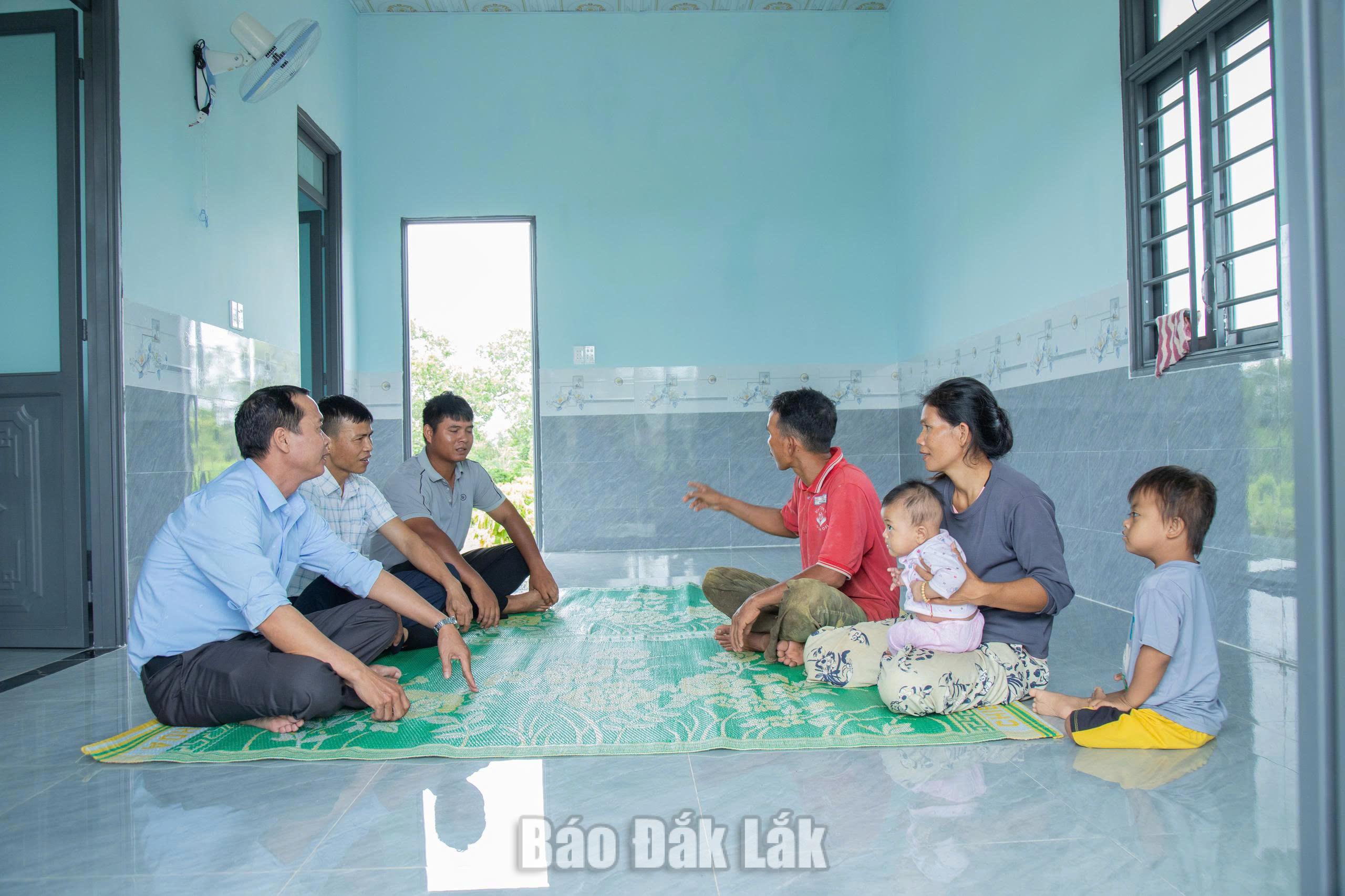 gia đình ông Y Deach Ênuôl được Chi bộ Các cơ quan Đảng xã Ea M’Droh