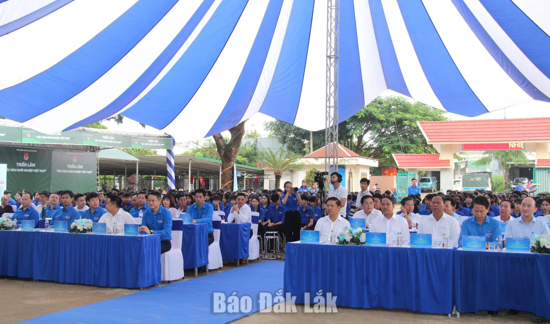Các đại biểu và đông đảo đoàn viên thanh niên dự lễ ra quân.