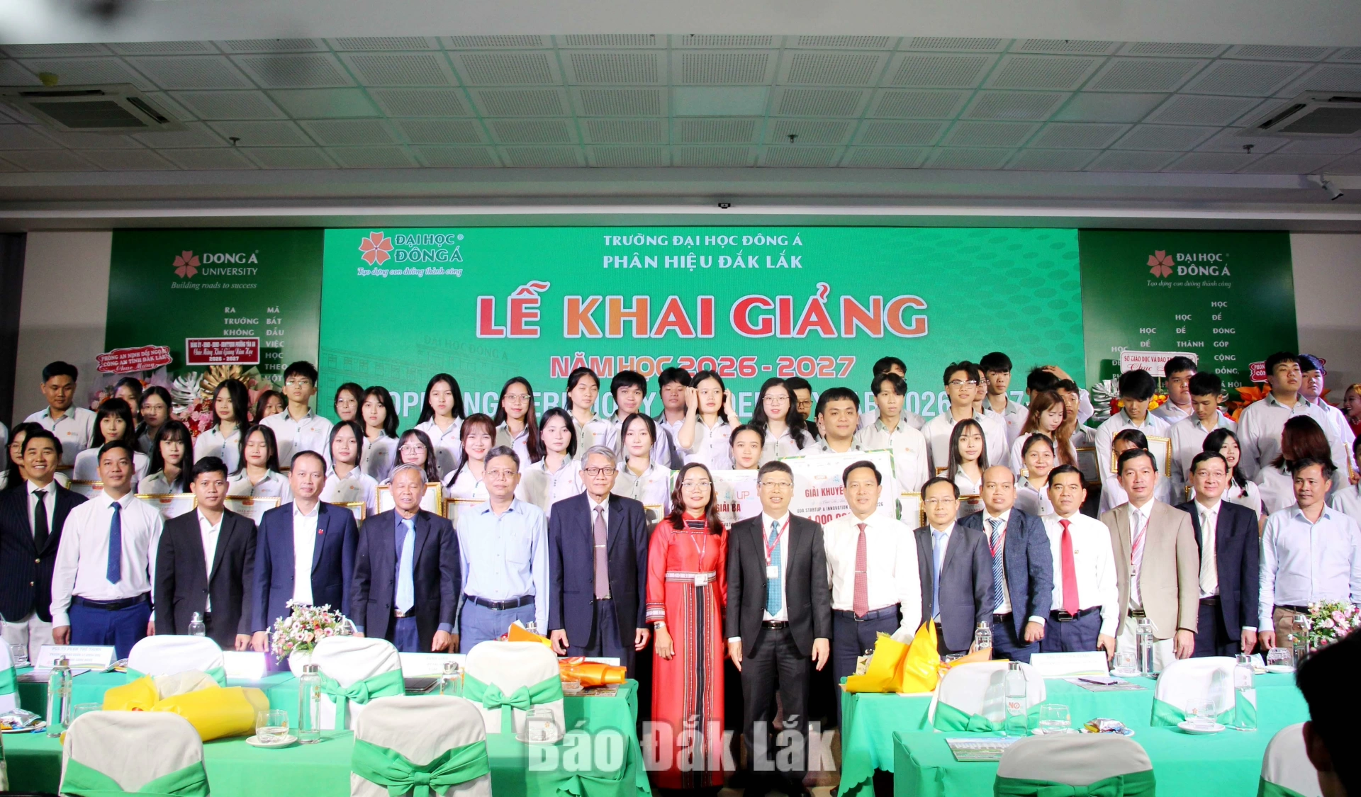 Lãnh đạo nhà trường, các đơn vị và các tân sinh viên nhận học bổng chụp ảnh lưu niệm tại lễ khai giảng.