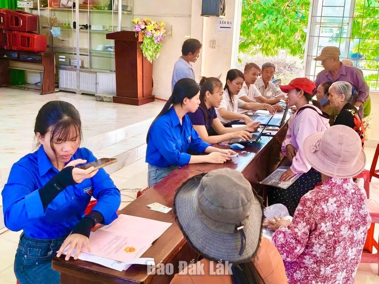 Đoàn viên thanh niên hỗ trợ người dân thu thập và làm sạch dữ liệu đất đai trên địa bàn xã.