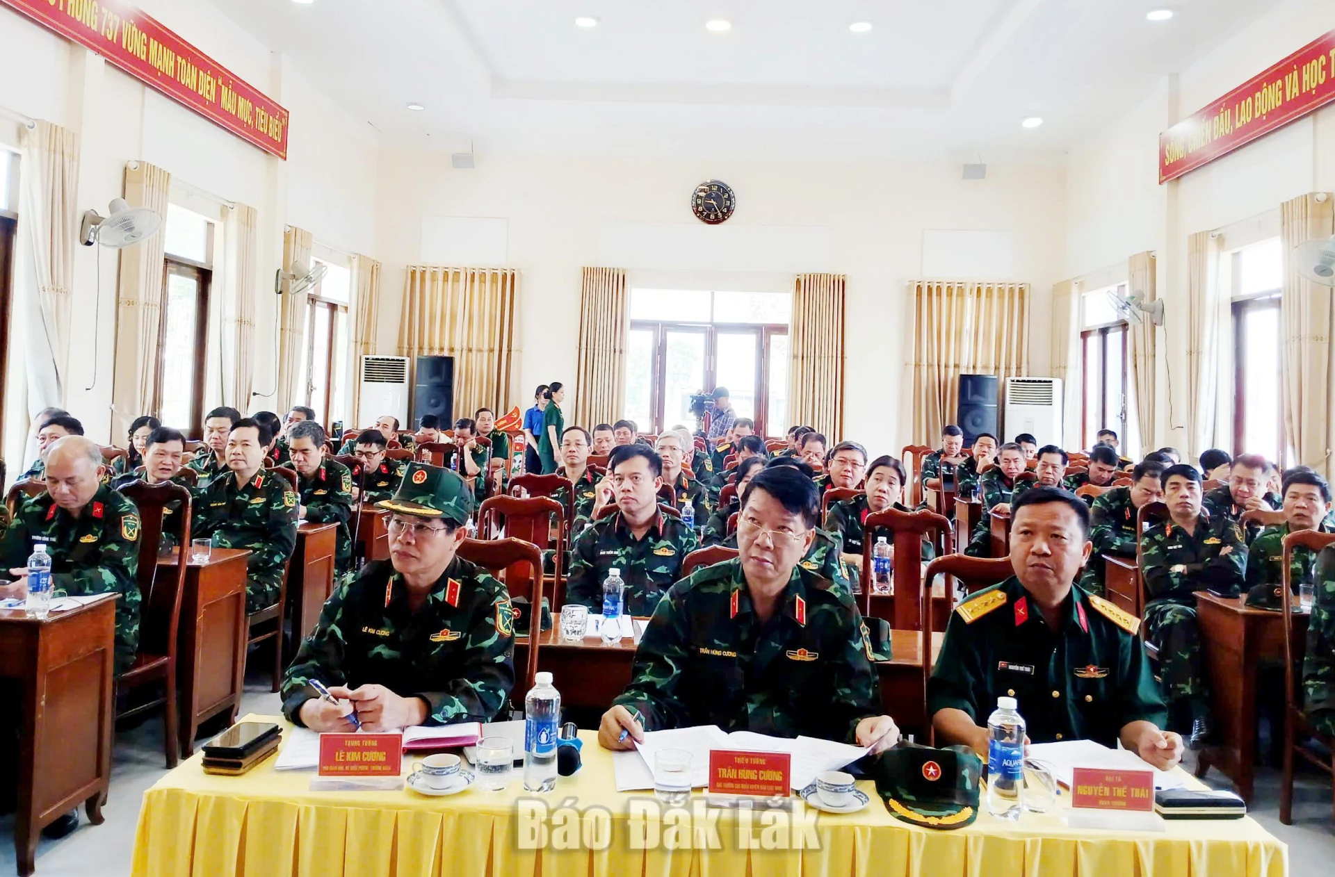 Các đại biểu và cán bộ, giảng viên, học viên Lớp bồi dưỡng kiến thức quốc phòng và an ninh đối tượng 1, khóa 103 dự buổi tọa đàm.