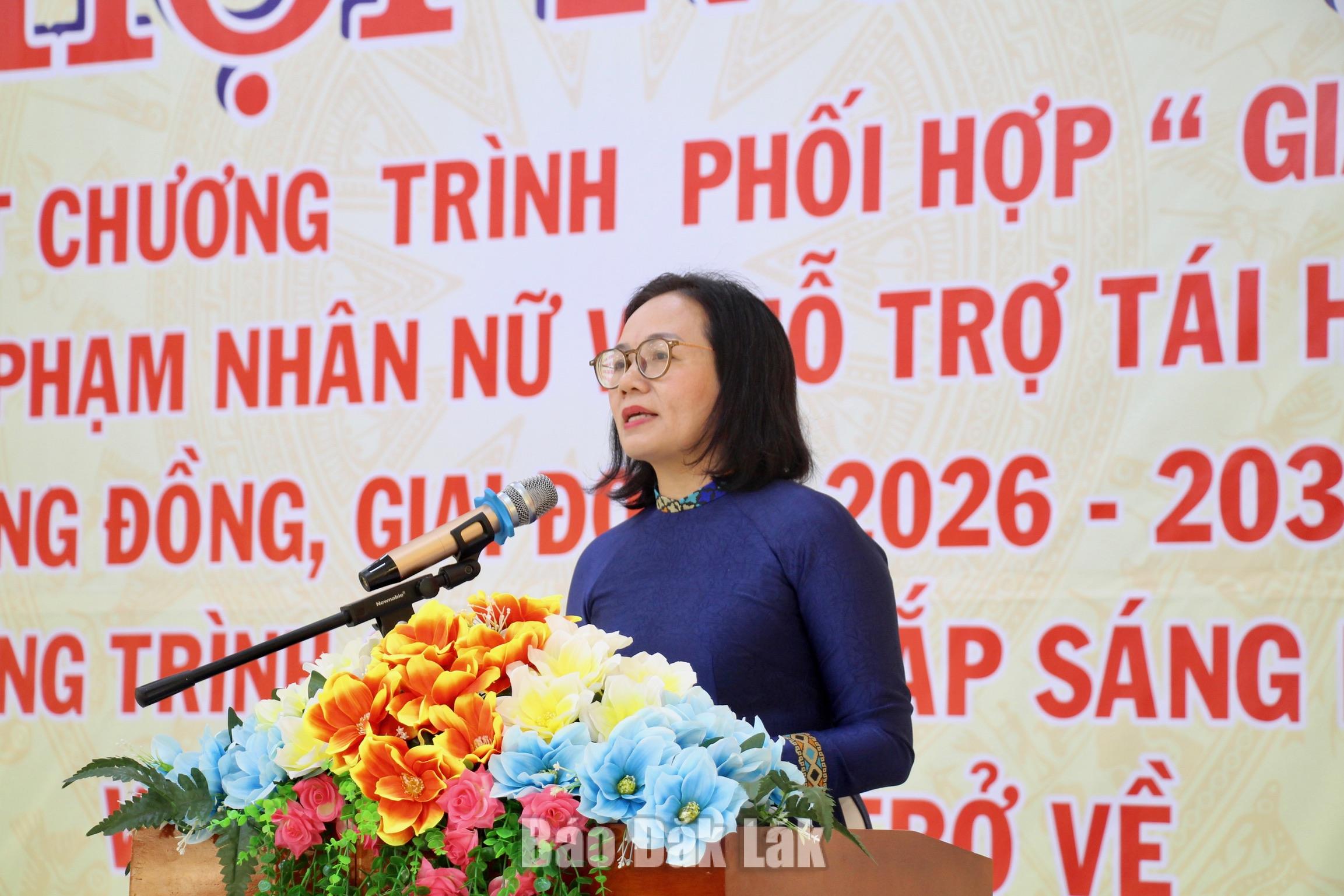 Chủ tịch Hội LHPN tỉnh Nguyễn Thị Hồng Thái phát biểu khai mạc hội nghị.