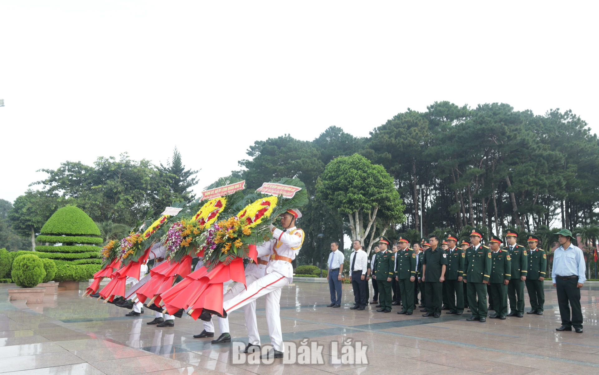 Lễ dâng hương, dâng hoa tại Nghĩa trang Liệt sĩ tỉnh.