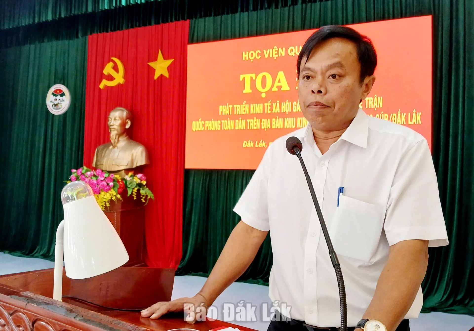 Bí thư Đảng ủy, Chủ tịch HĐND xã Ia Rvê báo cáo tình hình phát triển kinh tế - xã hội, quốc phòng an ninh xã tại buôi tọa đàm.