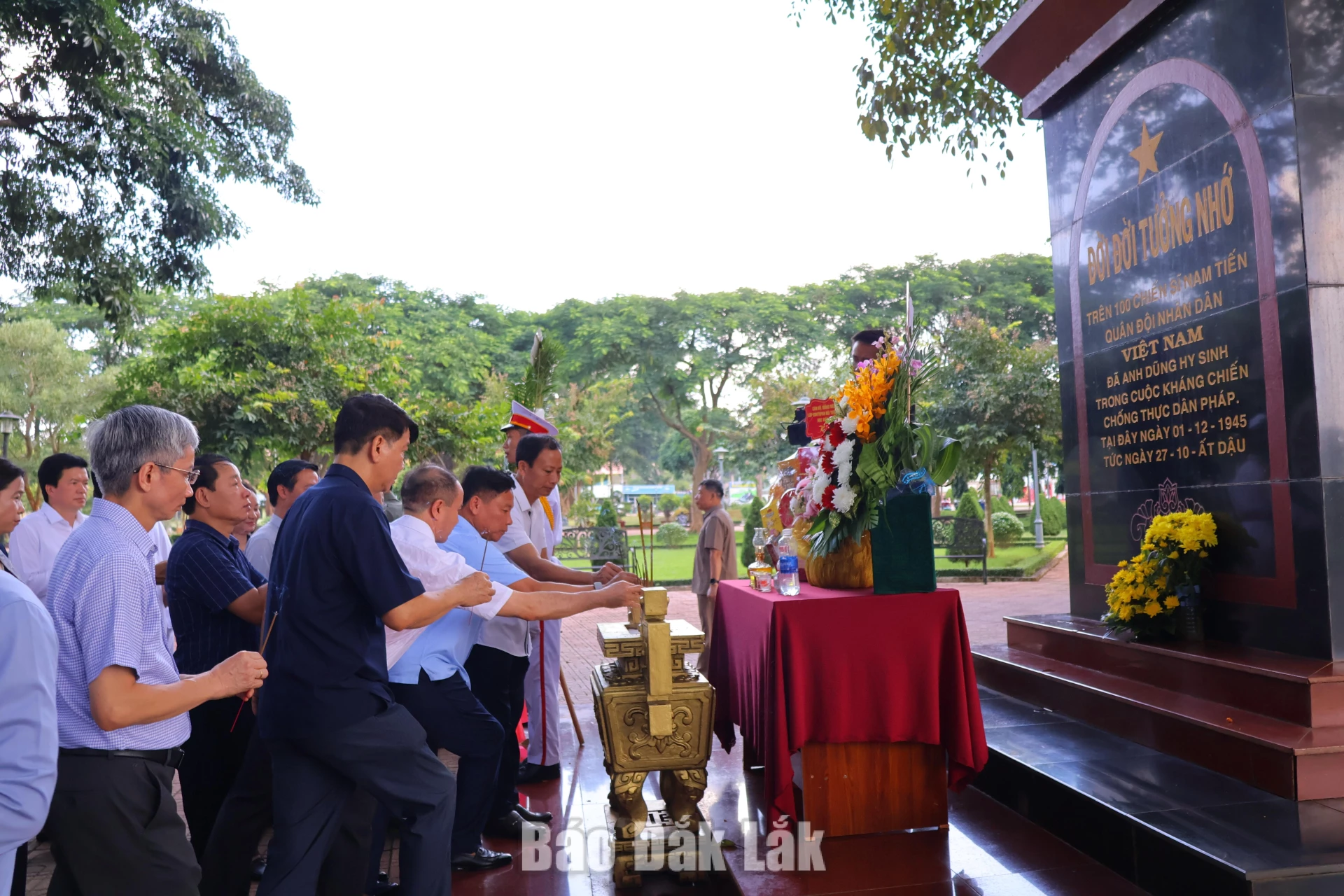 Các đại biểu dâng hương