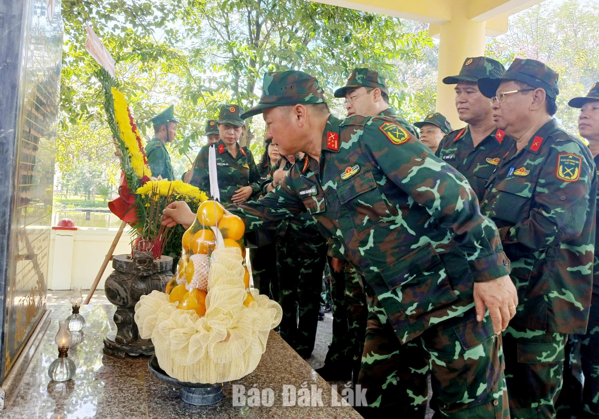 cán bộ, giảng viên, học viên Lớp bồi dưỡng kiến thức quốc phòng và an ninh đối tượng 1, khóa 103 dâng hương, dâng hoa tại Nhà bia ghi danh 10 liệt sĩ. 