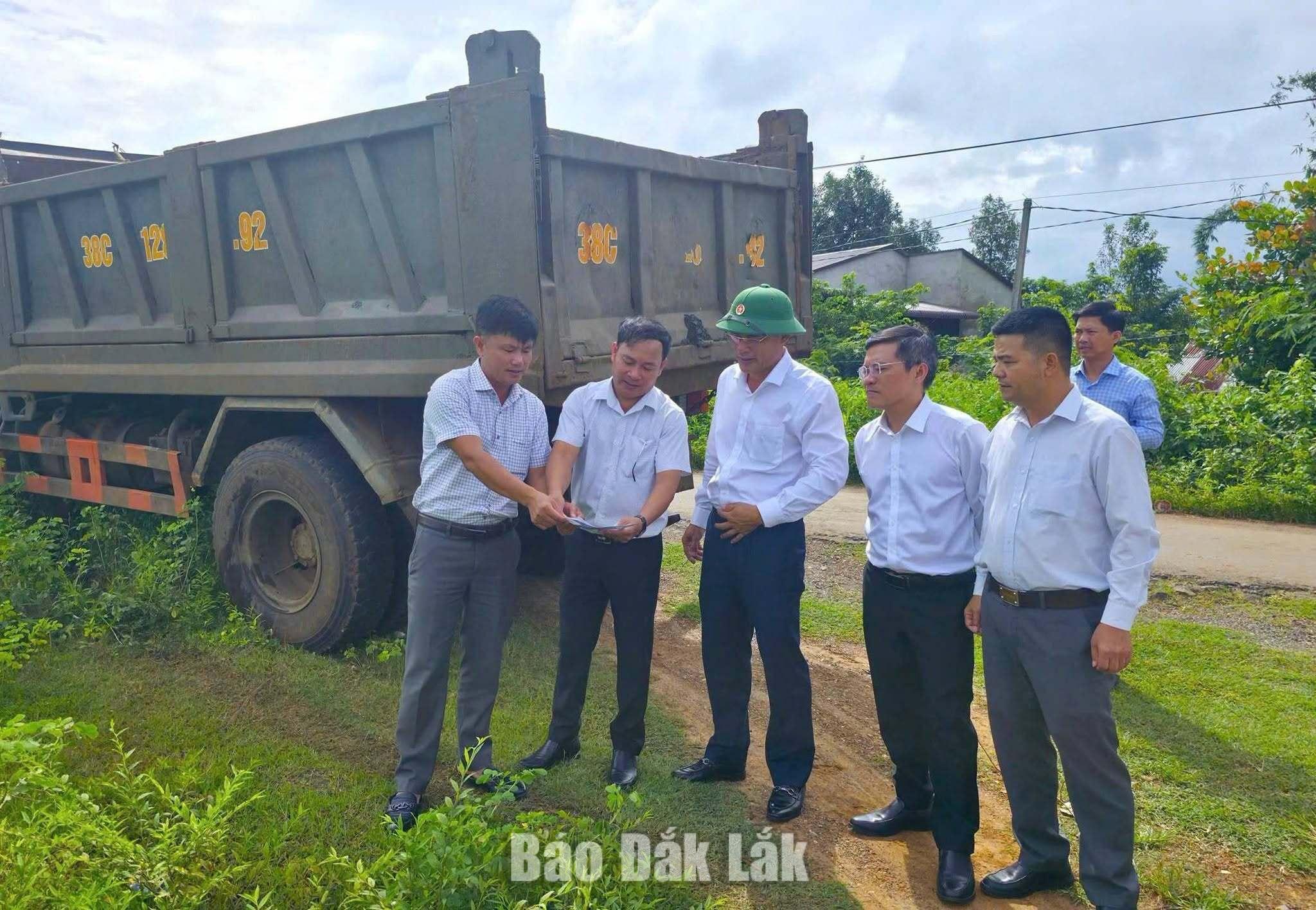 Các đại biểu khảo sát thực tế khu vực triển khai các dự án đầu tư hạ tầng phục vụ an sinh xã hội thuộc Đề án 104 tại buôn Tắc Mnga, xã Ea Ning.