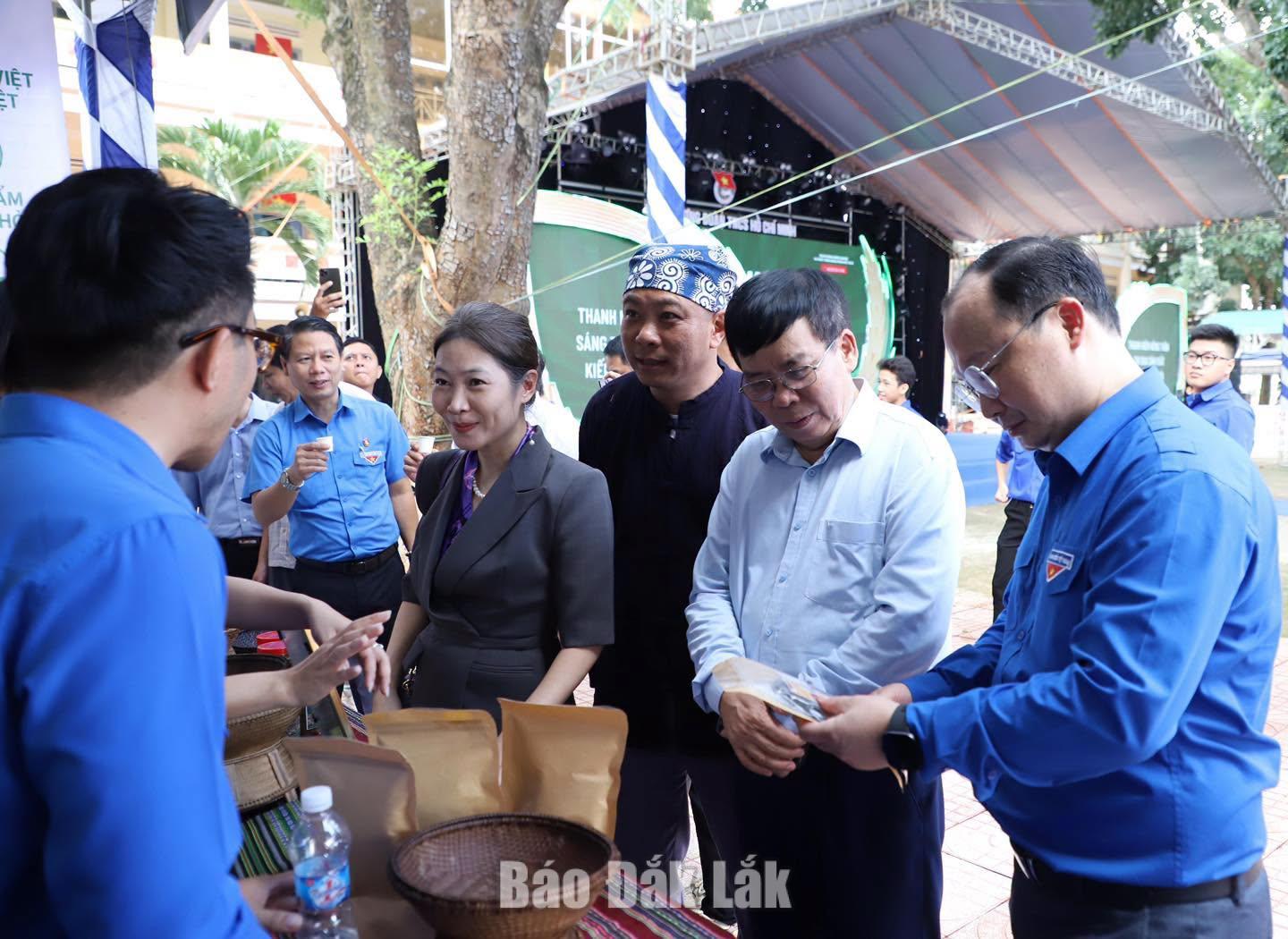 Đại biểu tham quan, trải nghiệm tại các gian hàng.