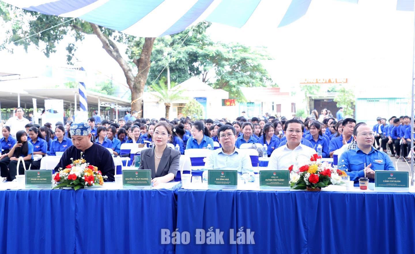 Các đại biểu tham dự lễ khai mạc.