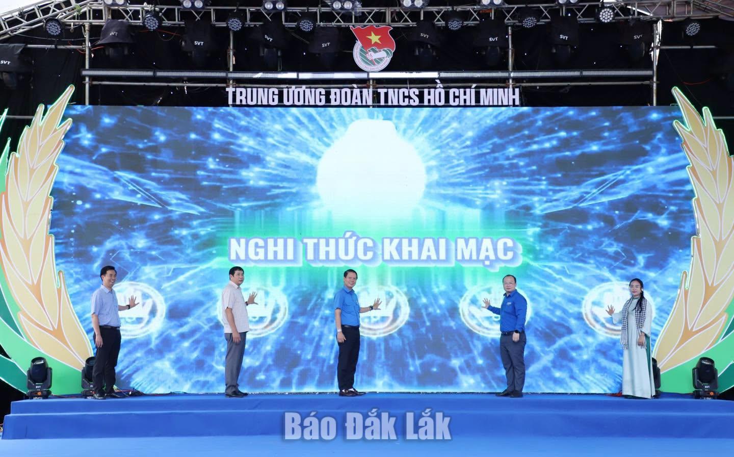 Các đại biểu thực hiện nghi thức khai mạc Triển lãm “Sắc màu khởi nghiệp Việt Nam”.