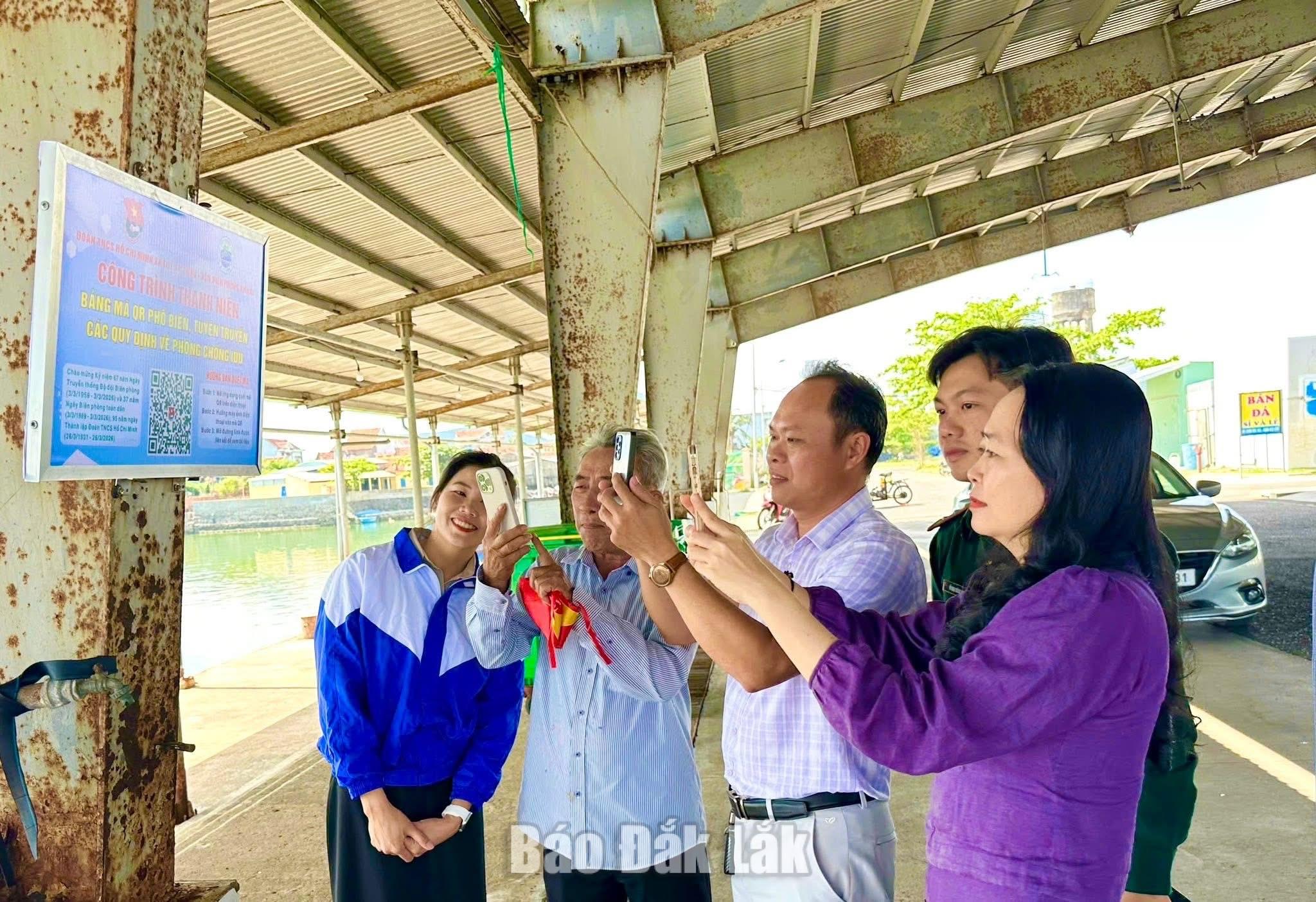 Mô hình “Số hóa pháp luật – Đồng hành cùng ngư dân vươn khơi” ở xã Tuy An Đông đã mang lại nhiều tiện lợi cho ngư dân.