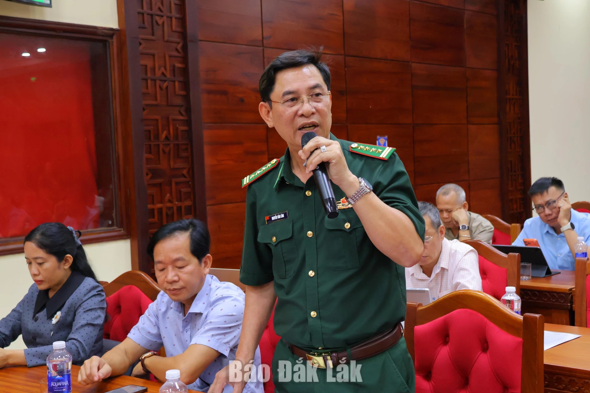 Đại tá Nguyễn Văn Lĩnh, Phó Chỉ huy trưởng Bộ Chỉ huy Quân sự tỉnh, Chỉ huy trưởng Ban Chỉ huy Bộ đội Biên phòng tỉnh giải đáp một số thông tin tại buổi làm việc.