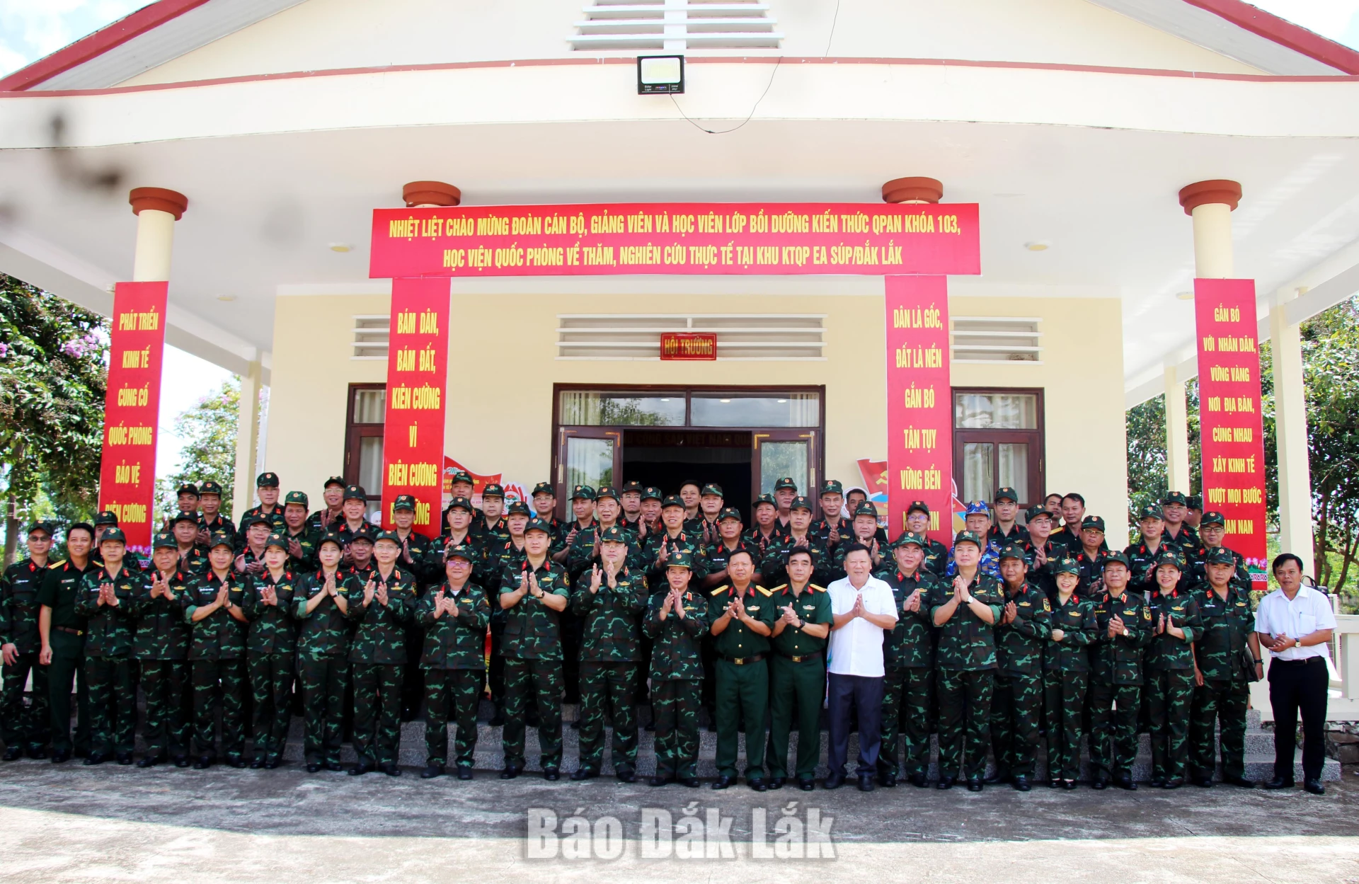 Các cán bộ, giảng viên, học viên Lớp bồi dưỡng kiến thức quốc phòng và an ninh đối tượng 1, khóa 103 chụp ảnh lưu niệm với lãnh đạo xã Ia Rvê sau khi tọa đàm.