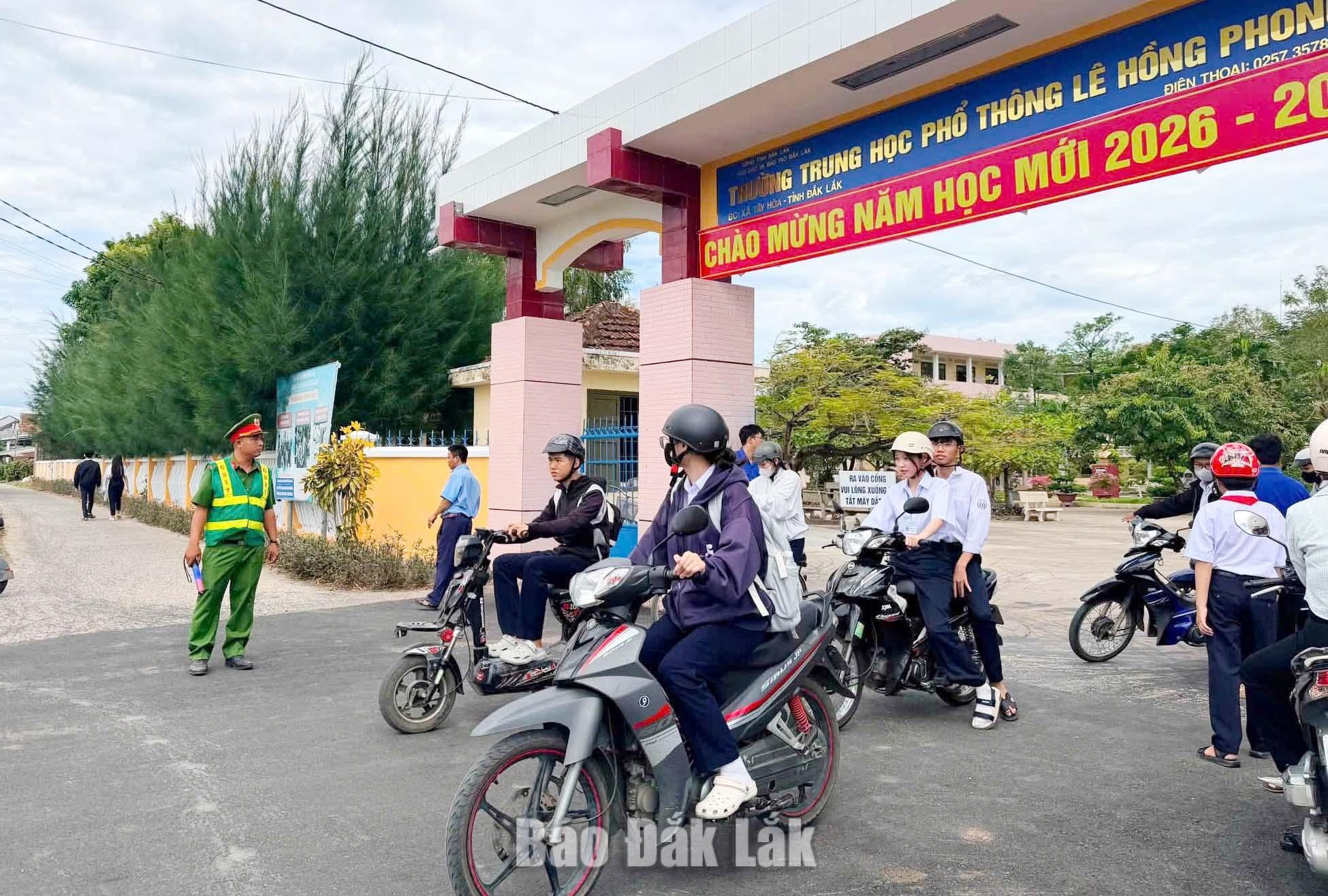 Lực lượng chức năng hướng dẫn, điều tiết giao thông khu vực cổng Trường THPT Lê Hồng Phong (xã Tây Hòa). 