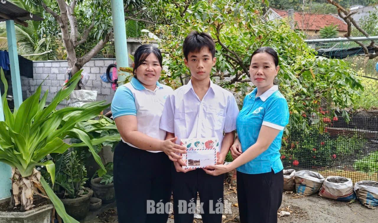 Hội LHPN xã Ô Loan đến nhà thăm và trao tiền hỗ trợ từ Chương trình “Mẹ đỡ đầu” cho em Trần Vũ Trụ. Ảnh: T.Thảo
