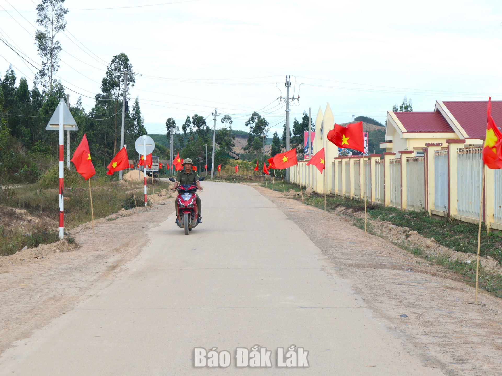 Con đường mới đưa vào sử dụng giúp việc đi lại của người dân Ea Rớt thuận tiện hơn.