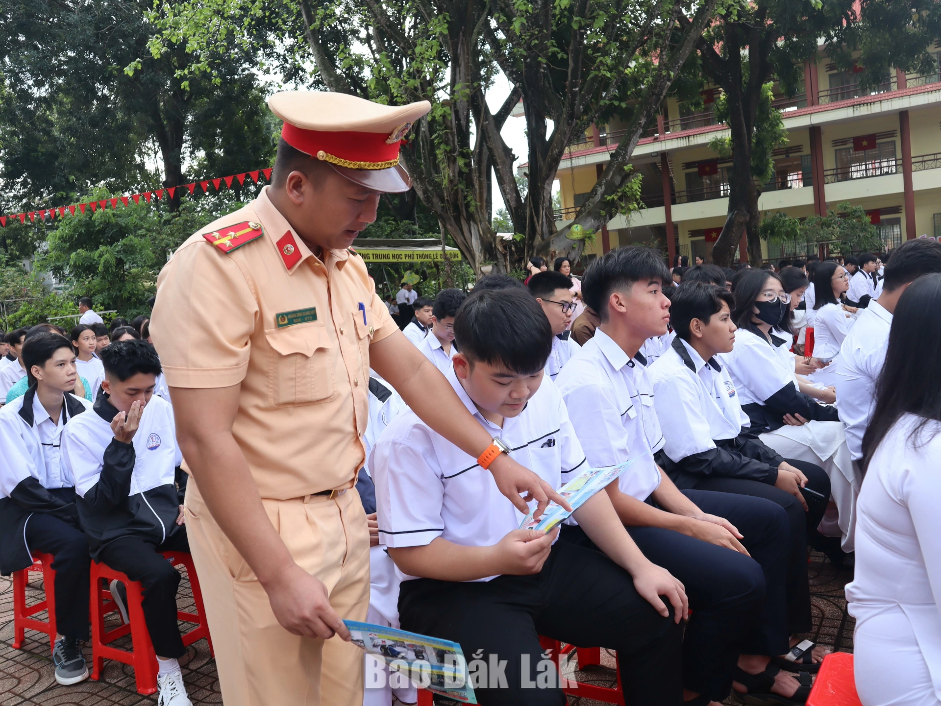 Cán bộ Phòng Cảnh sát giao thông, Công an tỉnh tuyên truyền kiến thức an toàn giao thông cho học sinh tại phường Buôn Ma Thuột.