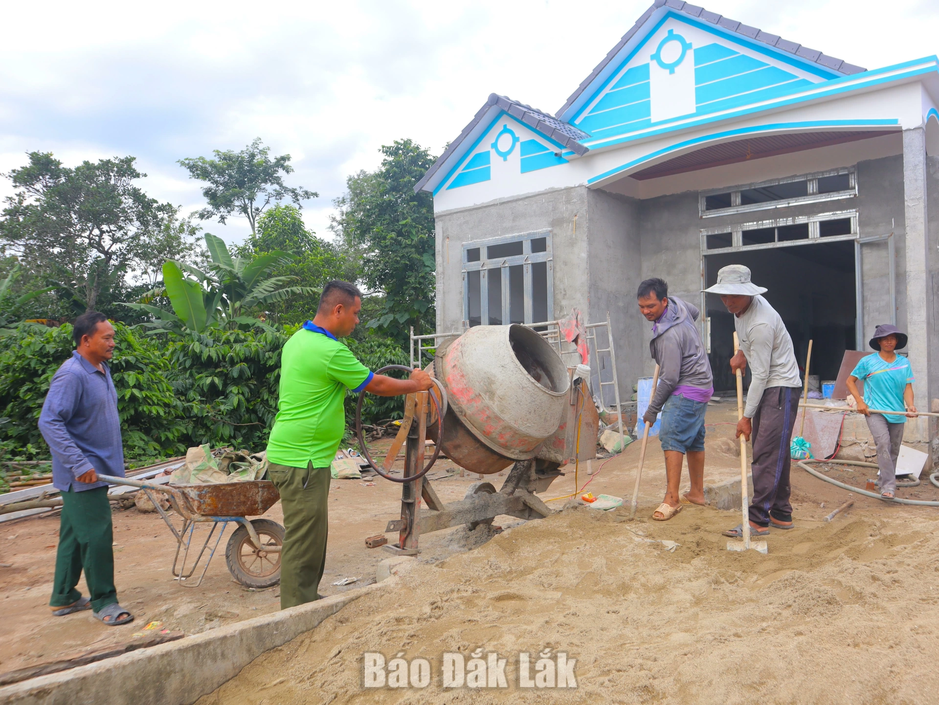 Các tổ viên Tổ hợp tác xây dựng buôn Tuôr B, xã Ea Na trộn vật liệu phục vụ thi công công trình.