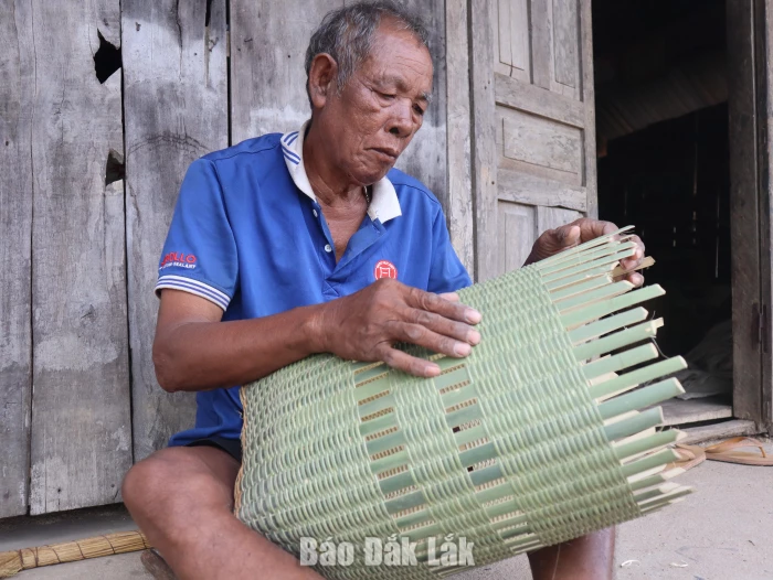 Bền bỉ giữ nghề đan gùi truyền thống