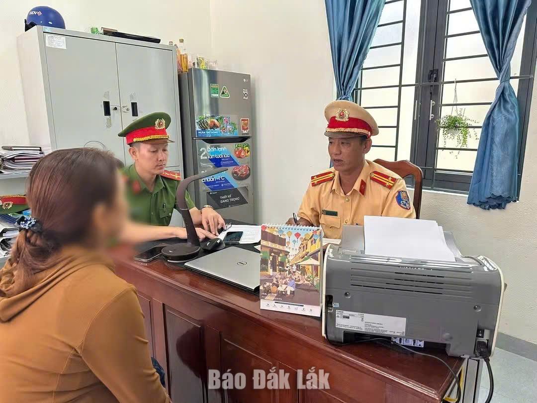 Lực lượng chức năng làm việc với người vi phạm.