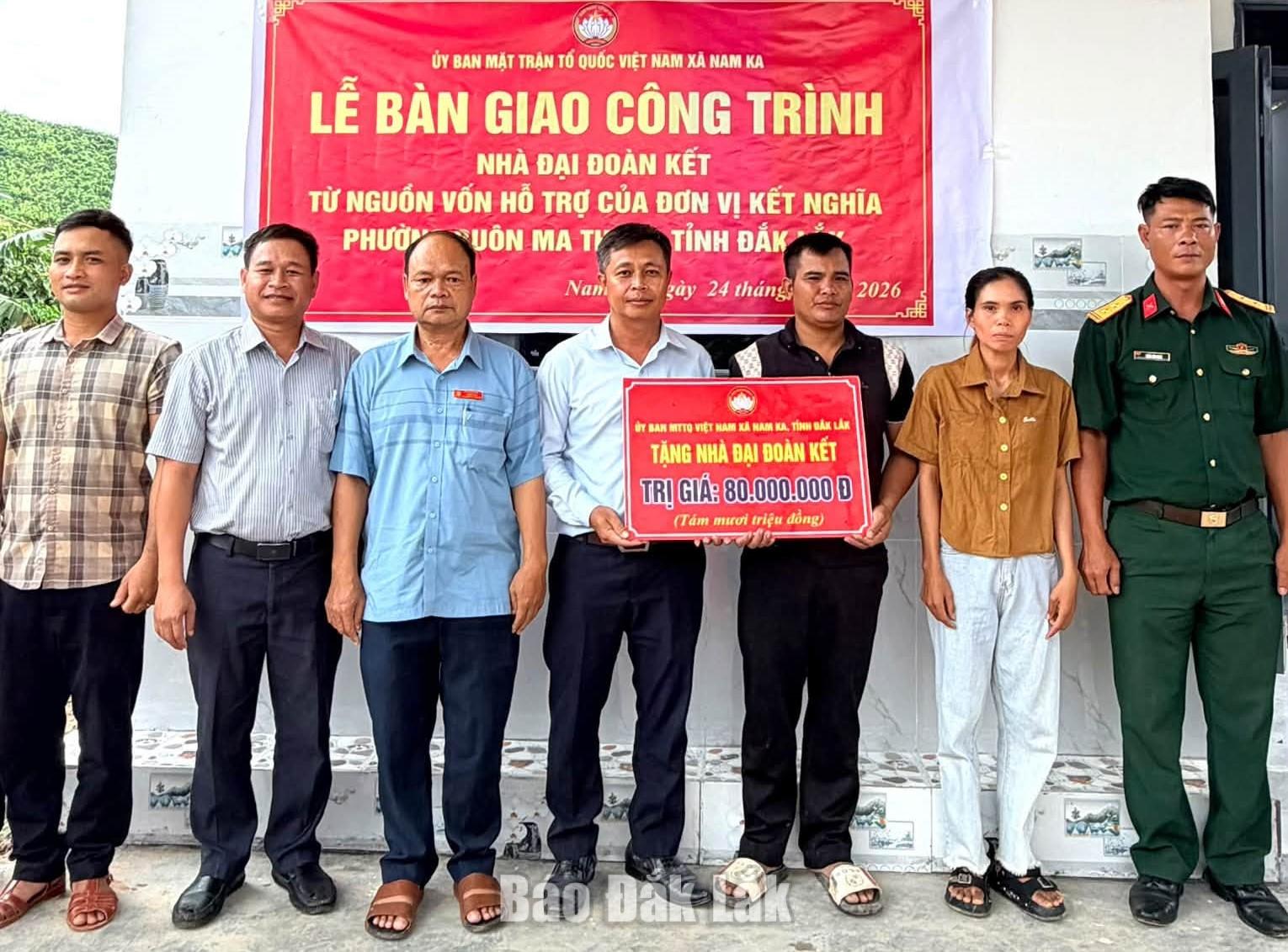 
Lãnh đạo xã Nam Ka và Ủy ban MTTQ Việt Nam xã Nam Ka bàn giao nhà Đại đoàn kết cho gia đình ông Y Hu Liêng Hót.