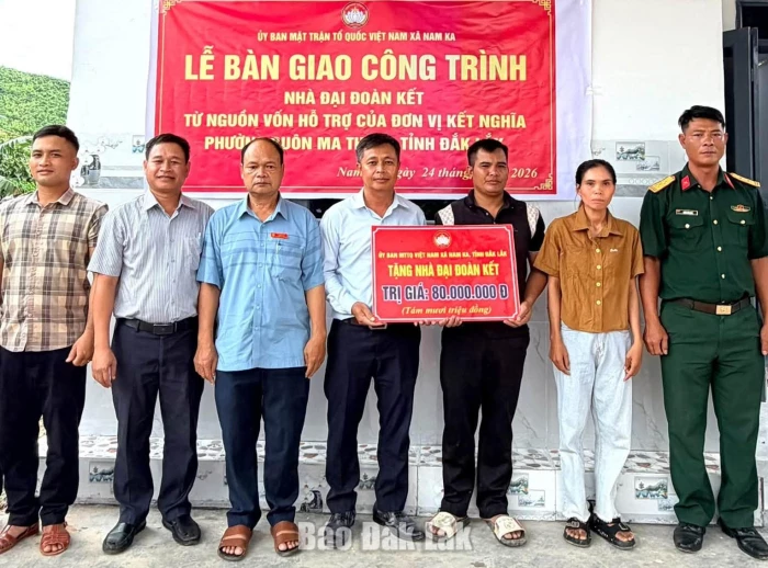 Xã Nam Ka bàn giao nhà Đại đoàn kết cho gia đình khó khăn