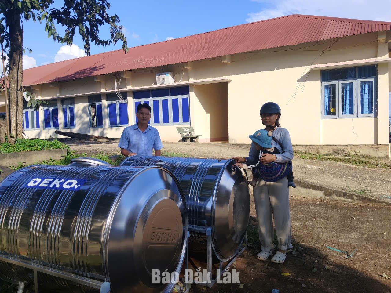 
Người dân xã Tam Giang nhận bồn chứa nước sinh hoạt từ Chương trình 1719.