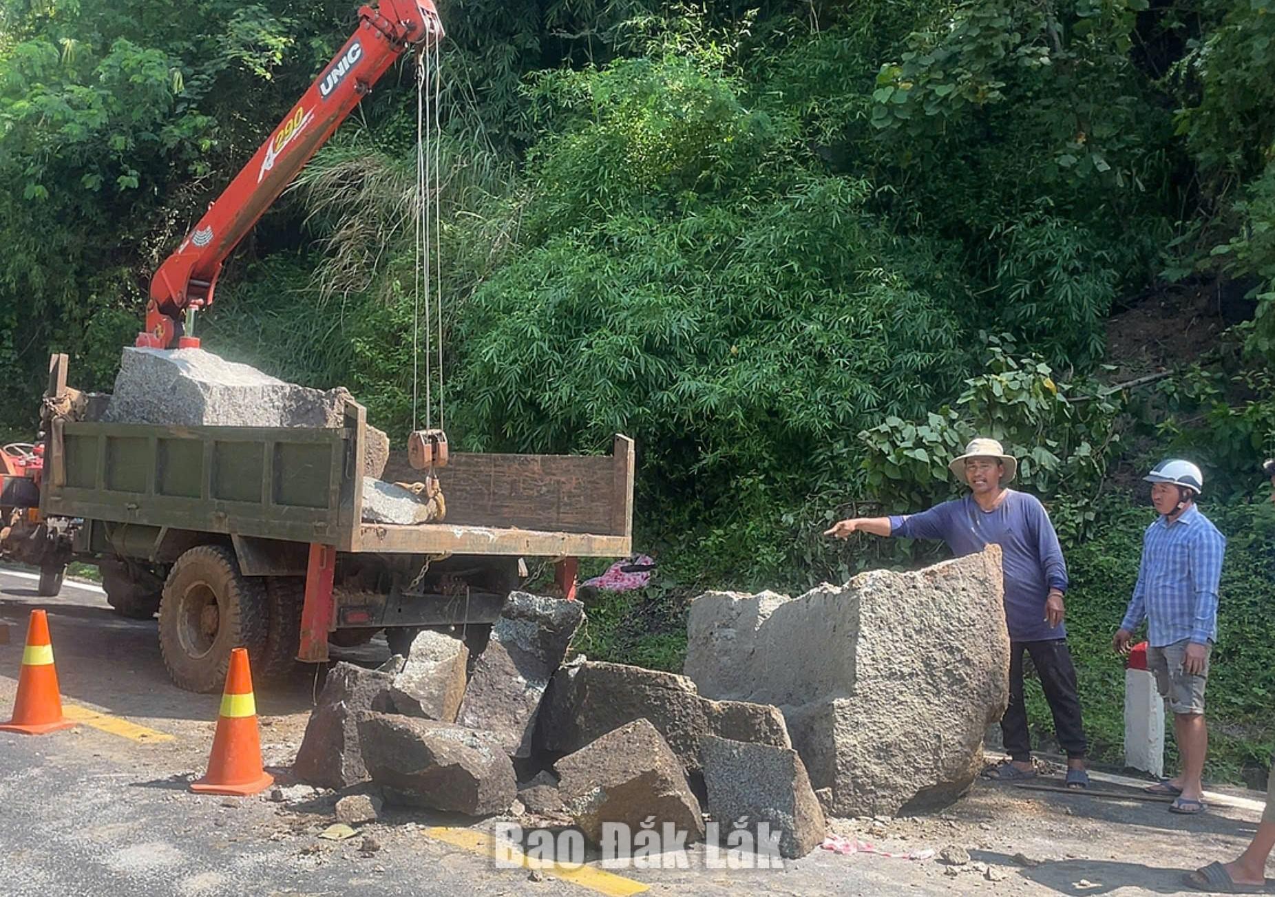 Máy móc và nhân lực được huy động để cẩu, di chuyển tảng đá.