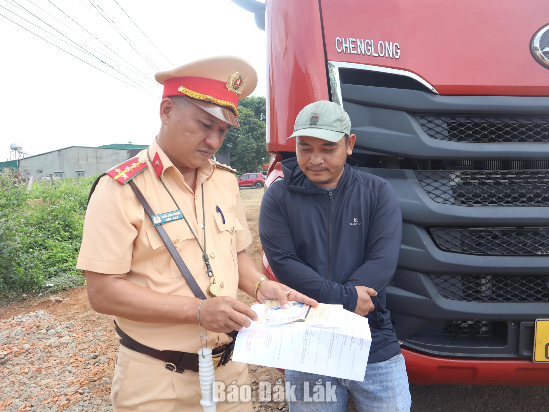 
Cán bộ Phòng CSGT kiểm tra giấy tờ của người điều khiển phương tiện lưu thông trên Quốc lộ 26.