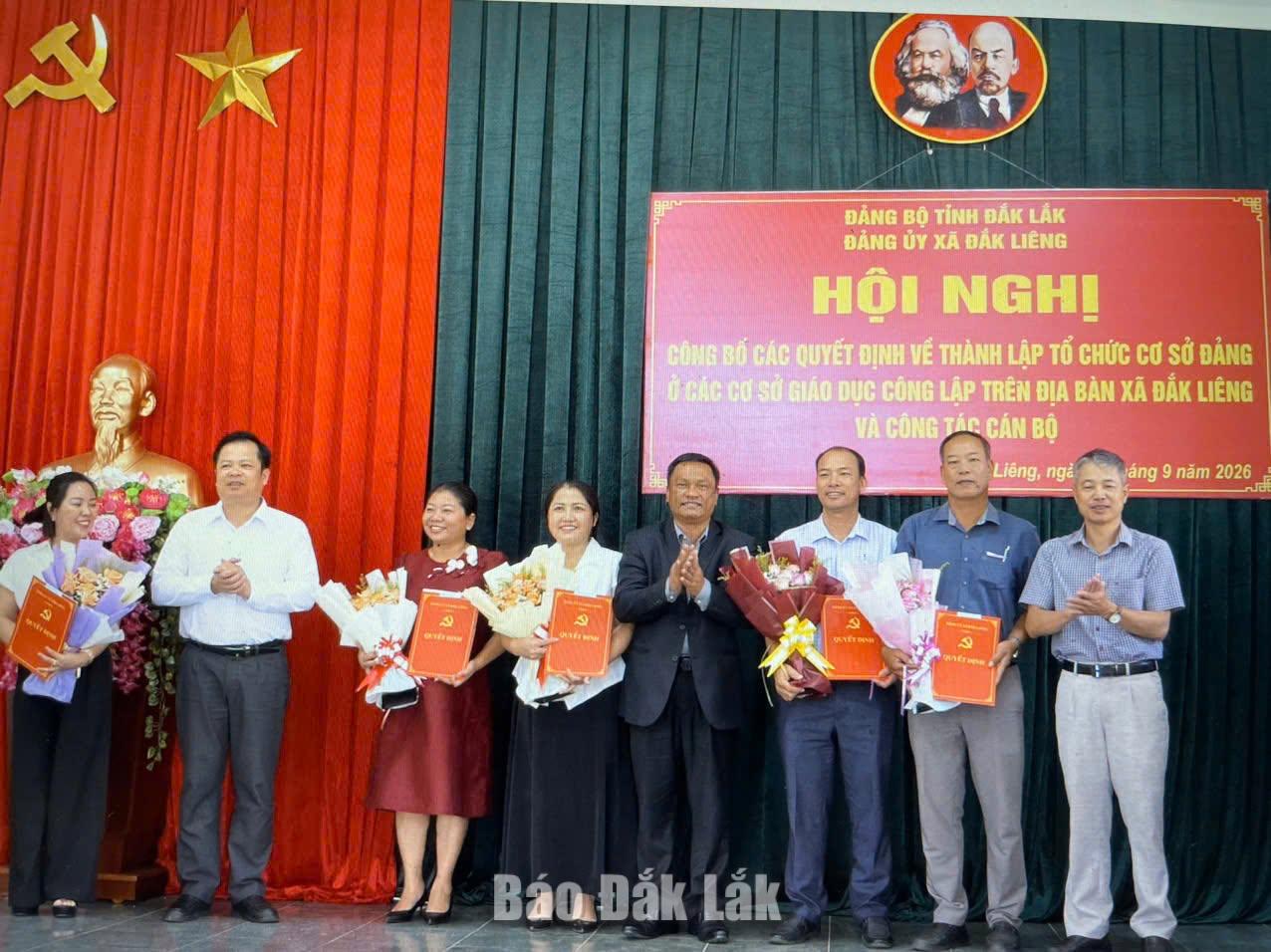 Lãnh đạo xã Đắk Liêng tặng hoa chúc mừng và trao quyết định cho Đảng bộ các trường học.
