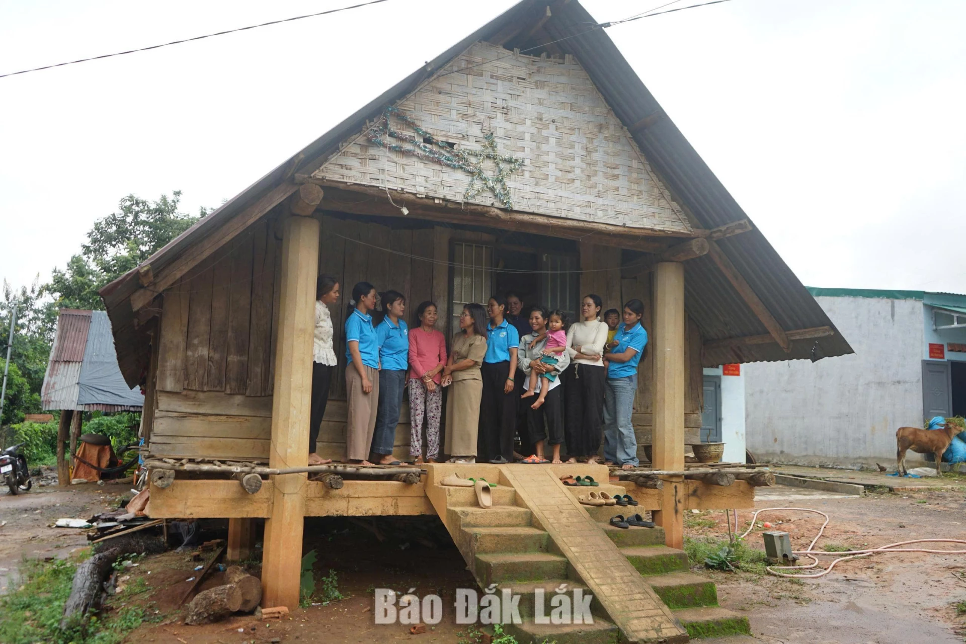 Hội LHPN xã Đắk Phơi tuyên truyền về bình đẳng giới cho hội viên tại Chi hội Phụ nữ buôn Đắk Nuê.