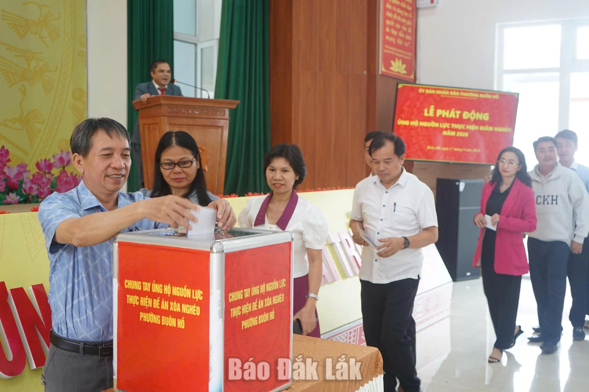 Cán bộ phường Buôn Hồ ủng hộ kinh phí giúp đỡ hộ nghèo trên địa bàn. Ảnh: Phạm Hoàng Hồng