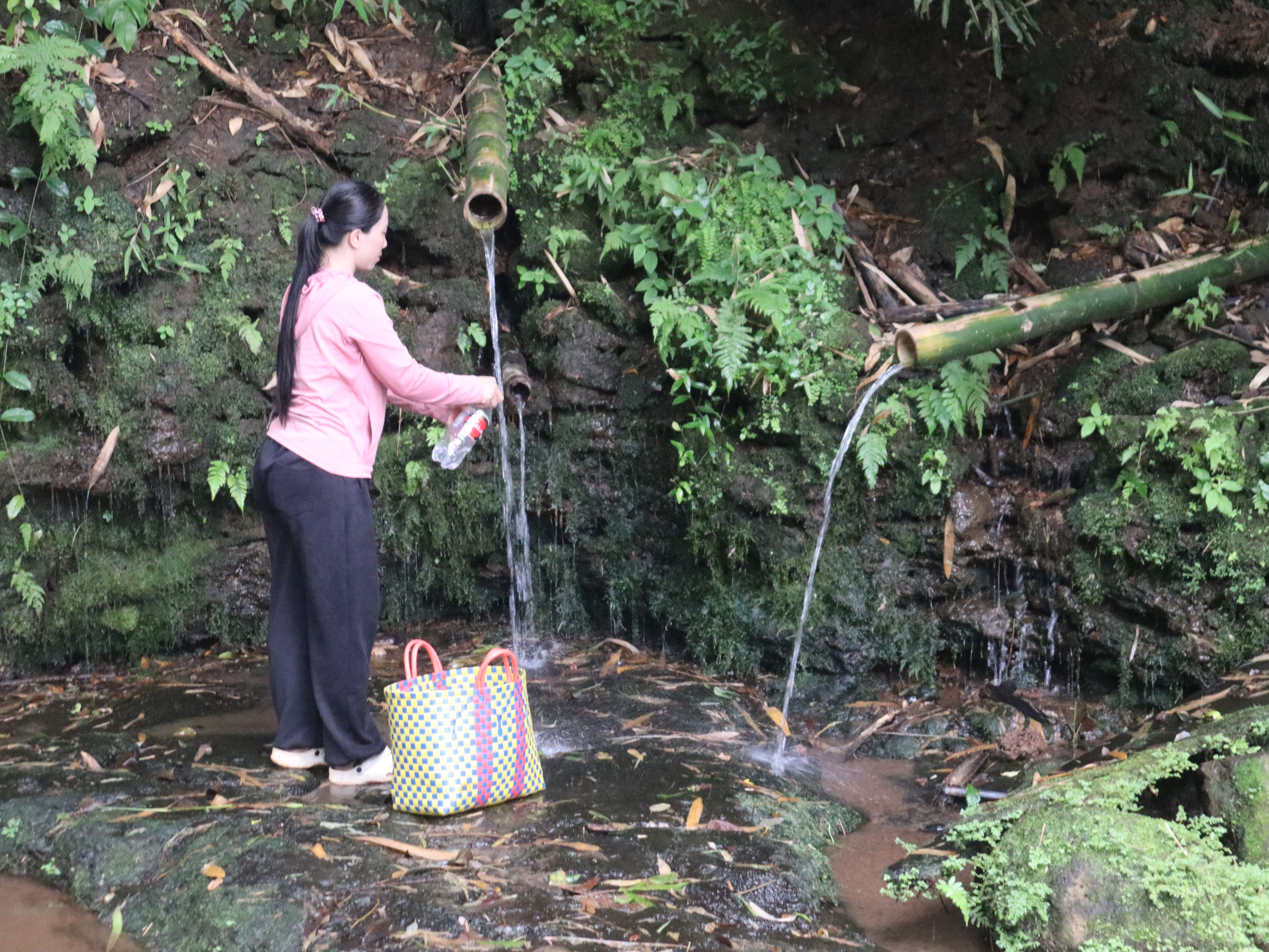 Về bến nước nghe buôn làng kể chuyện
