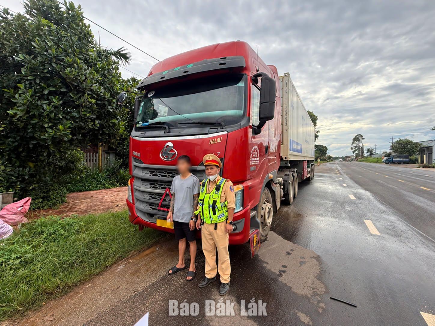 Tài xế xe đầu kéo tại thời điểm kiểm tra.