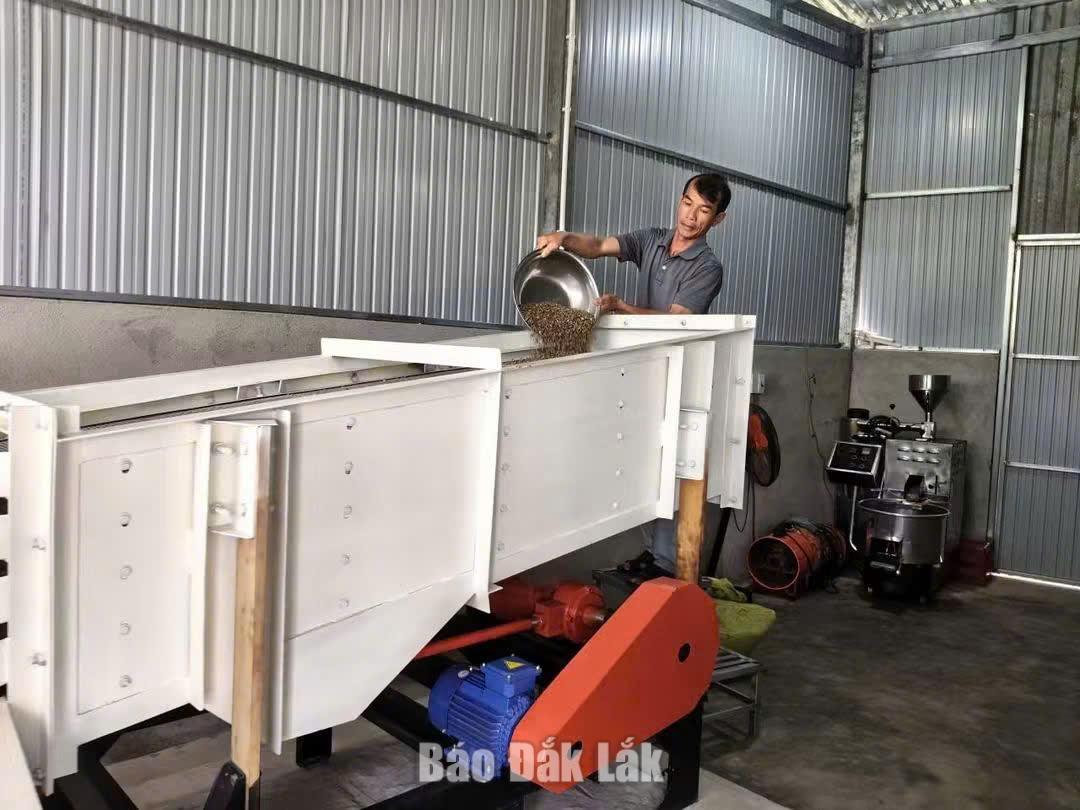 Hộ ông Nguyễn Đình Long vận hành máy móc, thiết bị được hỗ trợ đầu tư.
