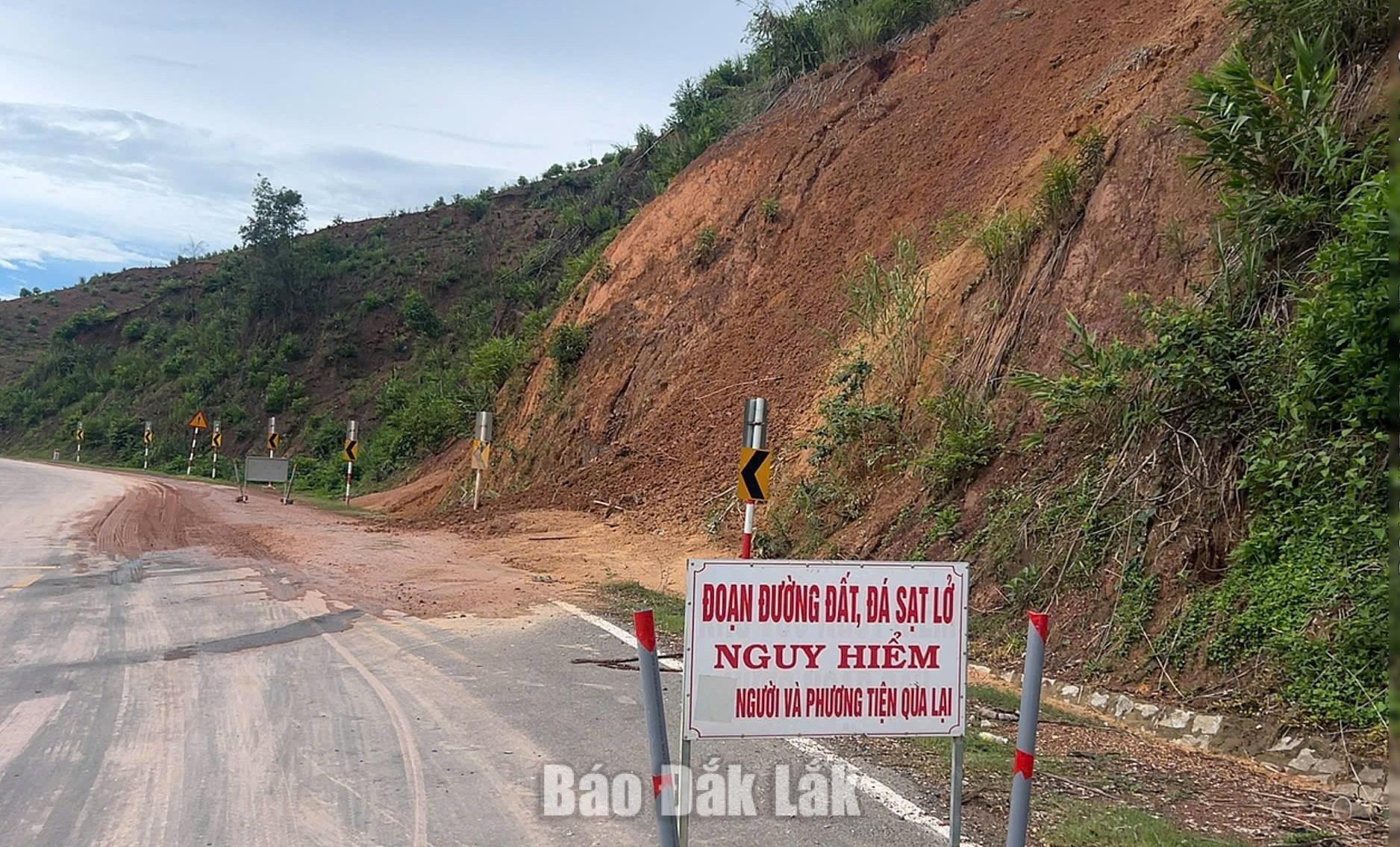 
Lực lượng chức năng đặt biển cảnh báo tại khu vực có nguy cơ sạt lở trên đèo Phượng Hoàng.