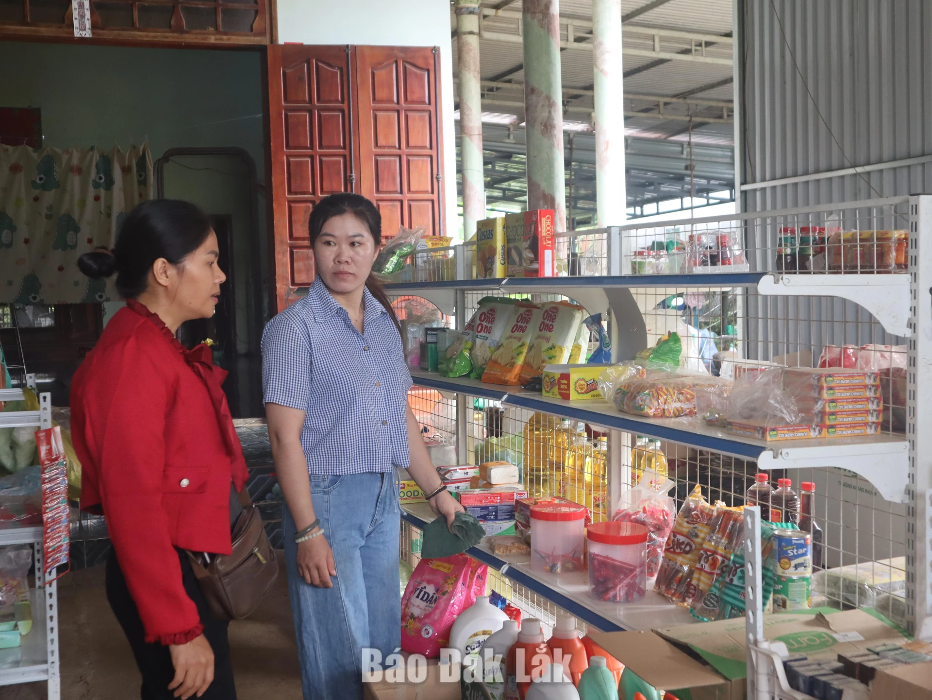 Chị Hoàng Thị Thu Thùy (áo xanh) bên quán tạp hóa của gia đình.