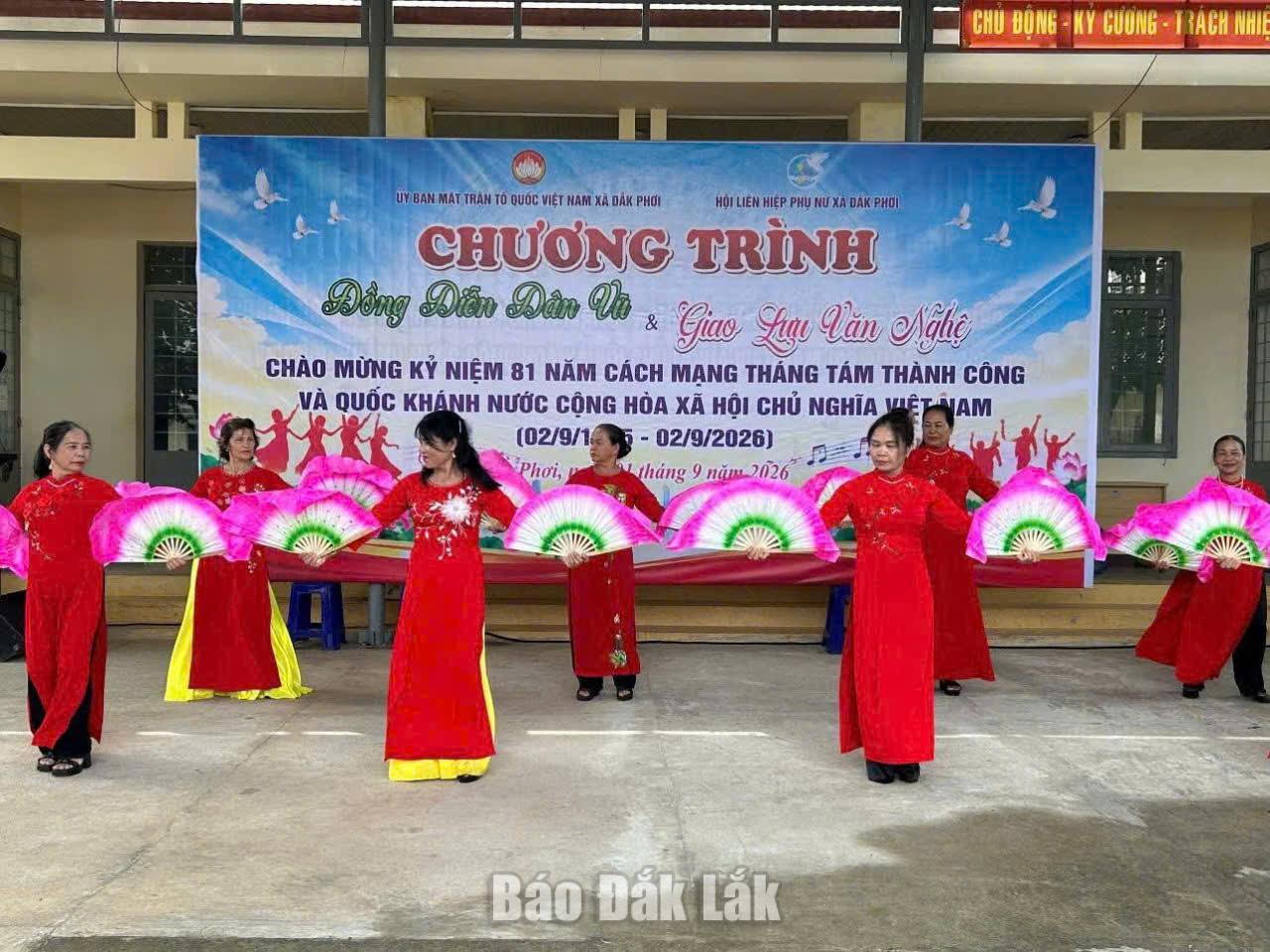 Hội viên phụ nữ xã Đắk Phơi tự tin tham gia chương trình đồng diễn dân vũ.