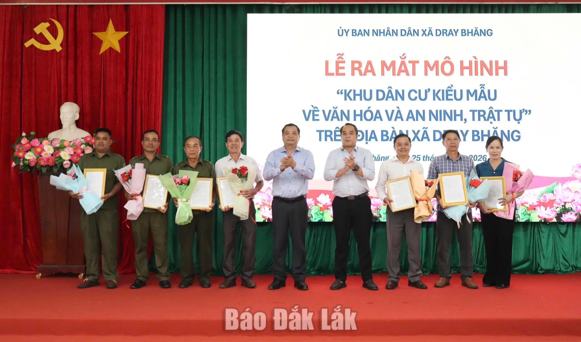 Chú thích ảnh: Đại diện lãnh đạo xã Dray Bhăng trao quyết định thành lập và tặng hoa các Tổ thực hiện mô hình “Khu dân cư kiểu mẫu về văn hóa và an ninh, trật tự”.