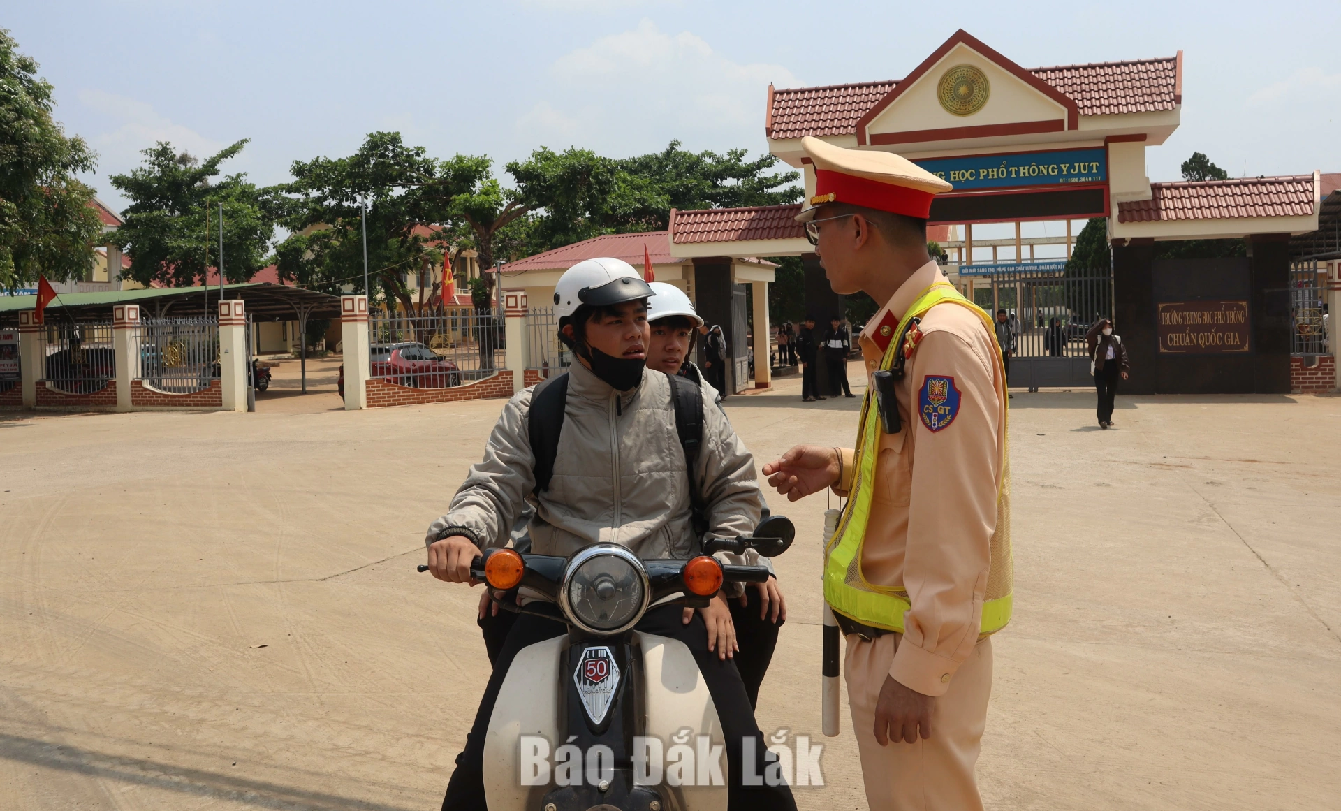 Cảnh sát giao thông tuyên truyền, hướng dẫn học sinh chấp hành quy định về độ tuổi điều khiển phương tiện. 
